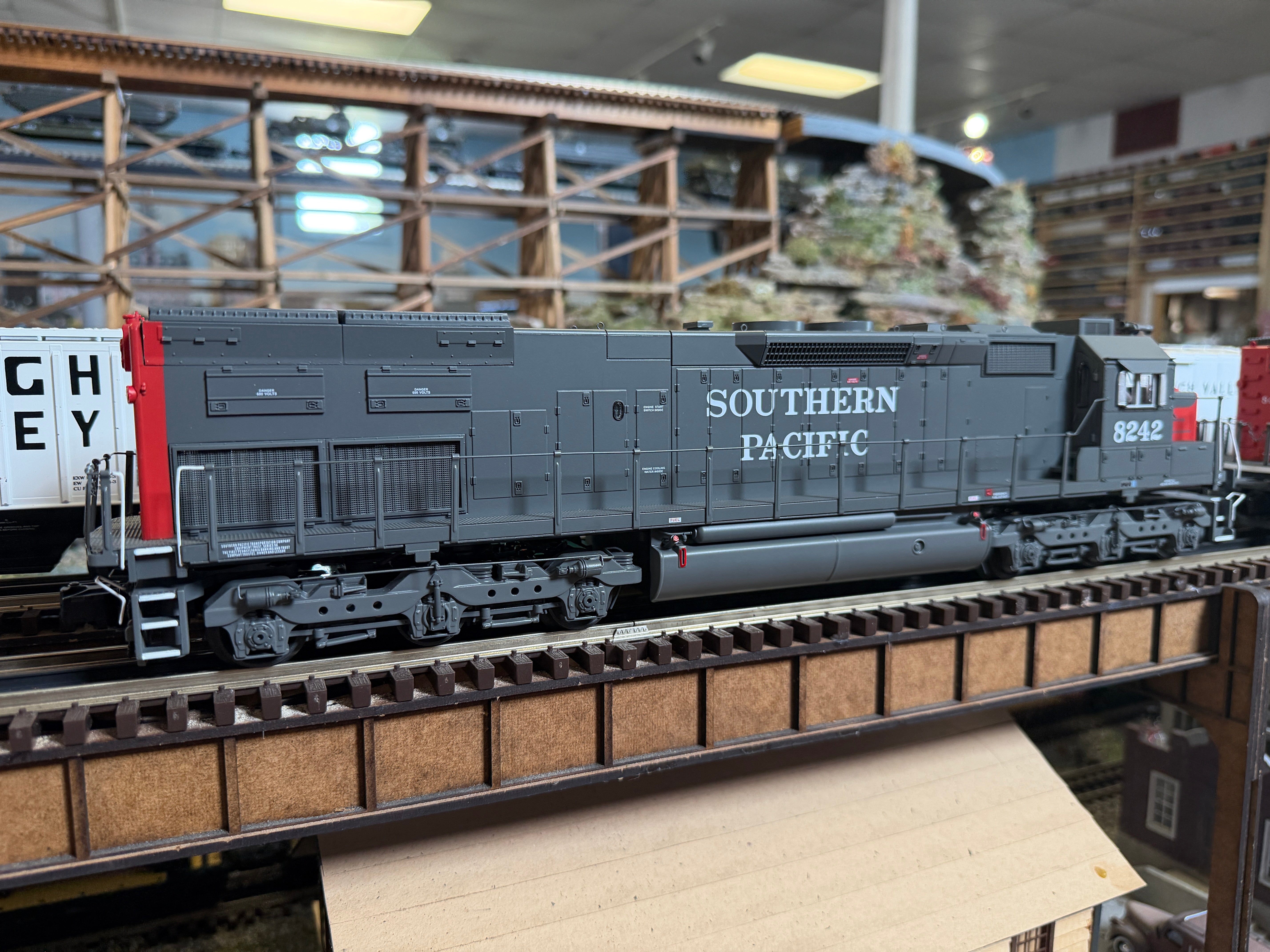 MTH 20-22126-1 - Premier - SD40T-2 Tunnel Motor Diesel Engine "Southern Pacific" #8242 w/ PS3