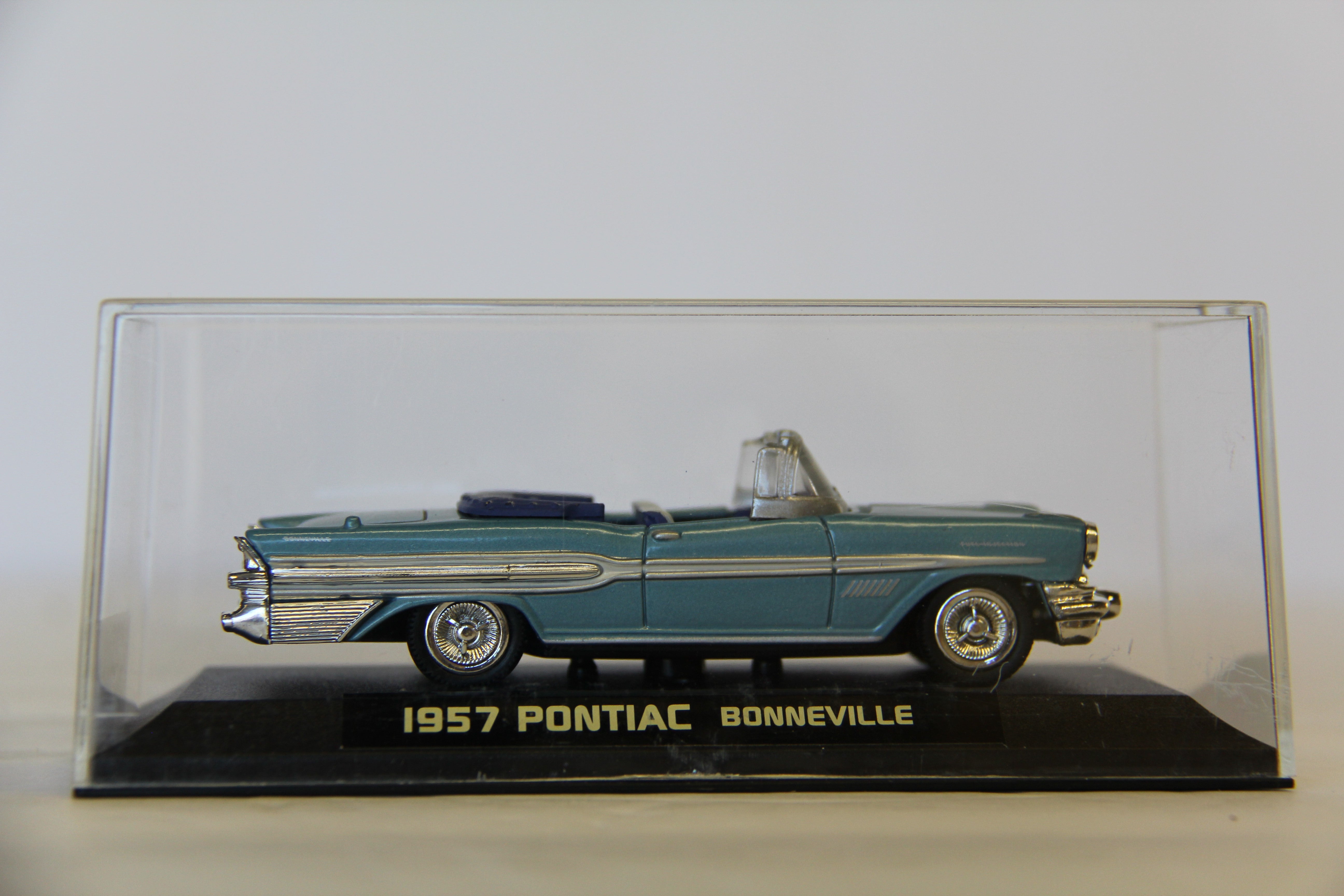 New Ray 1957 Pontiac Bonneville 1:43-Second hand-M7006