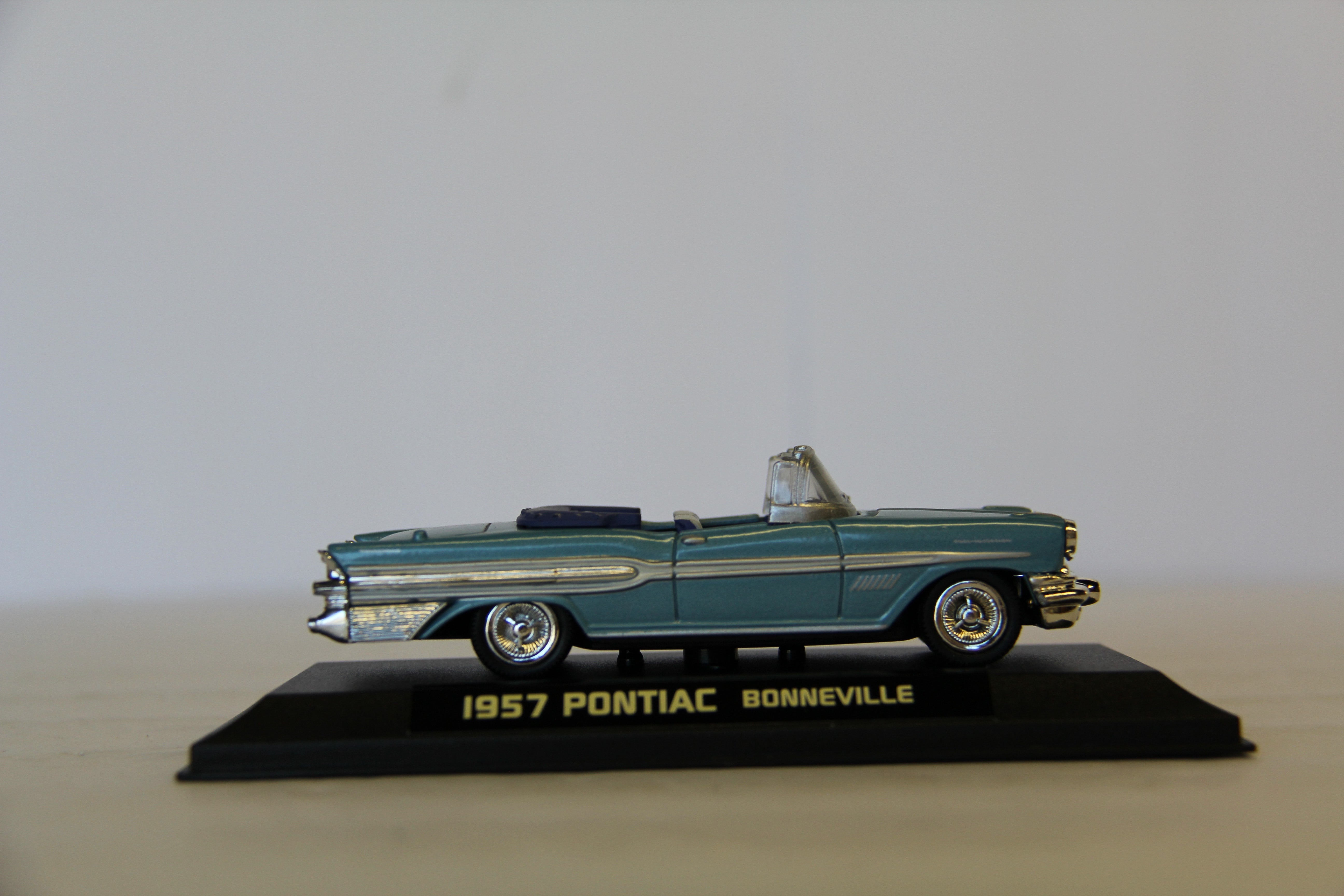 New Ray 1957 Pontiac Bonneville 1:43-Second hand-M7006