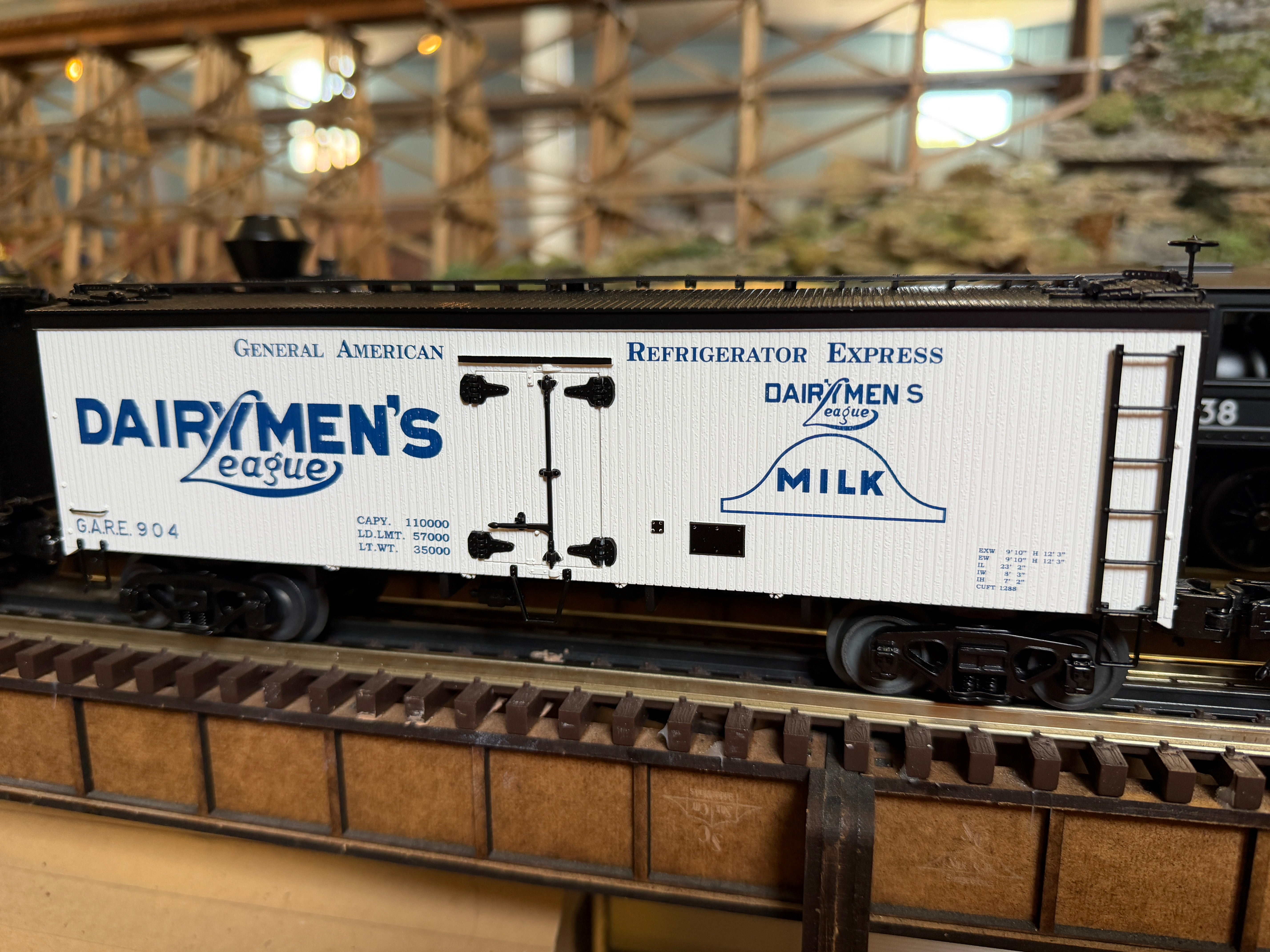 MTH 20-94835 - Premier - 36’ Woodsided Reefer Car "Dairymen's League Milk"