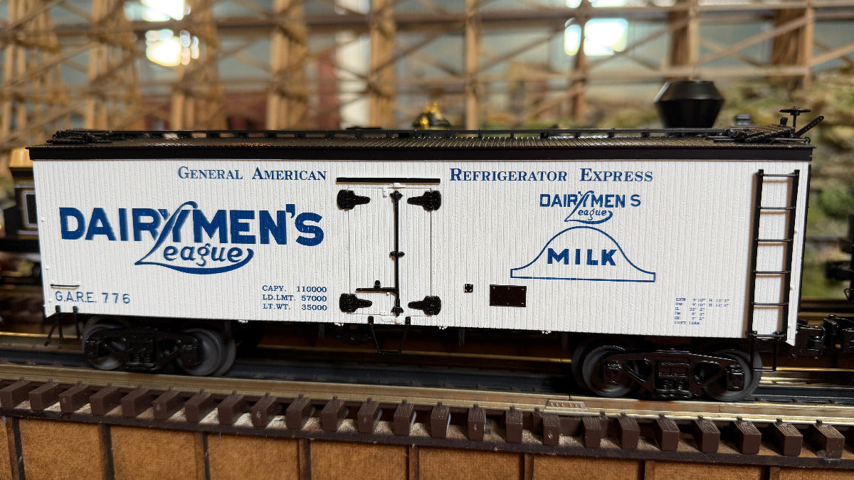 MTH 20-94835 - Premier - 36’ Woodsided Reefer Car "Dairymen's League Milk"