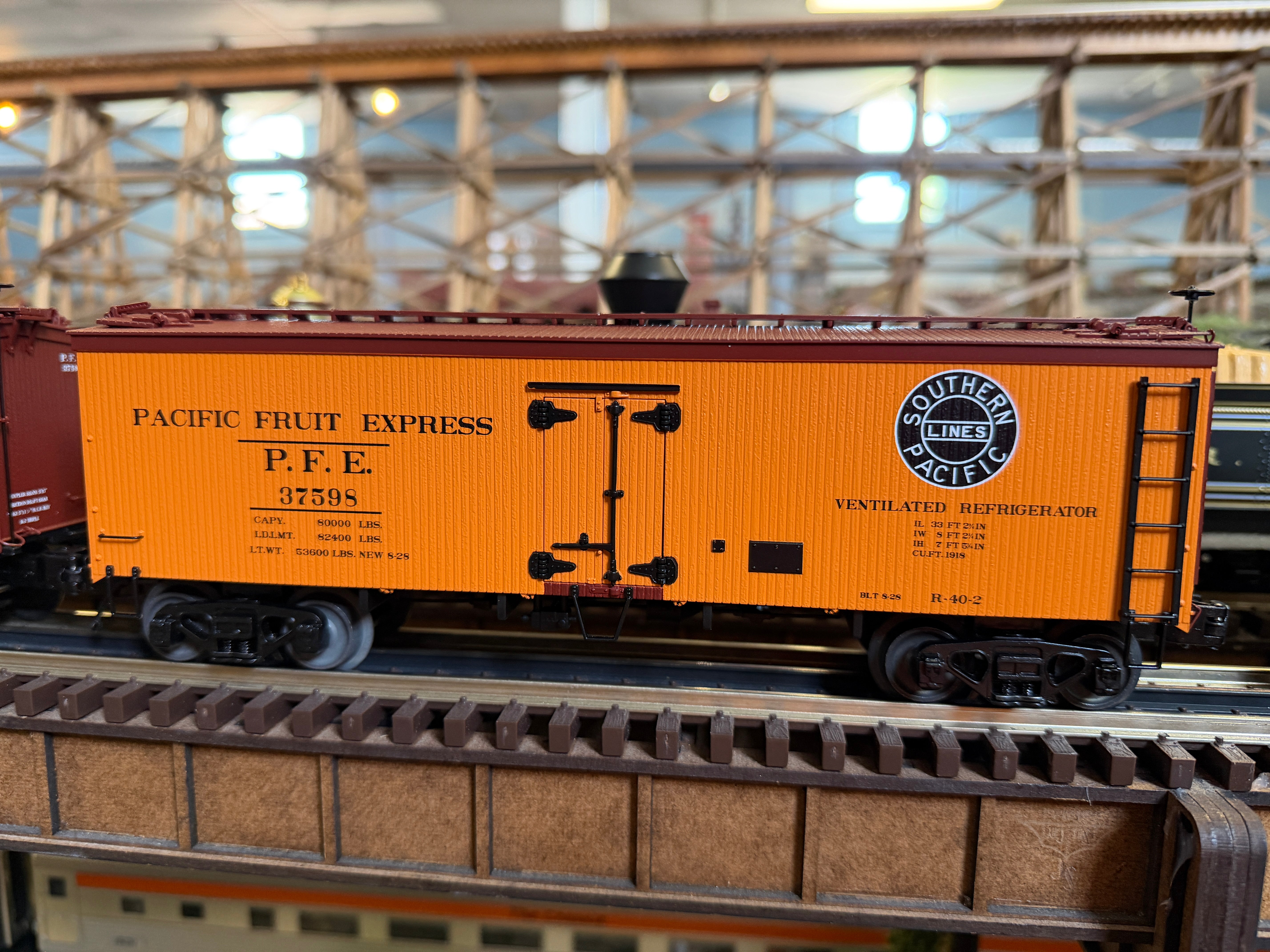 MTH 20-94832 - Premier - 36’ Woodsided Reefer Car "Pacific Fruit Express"