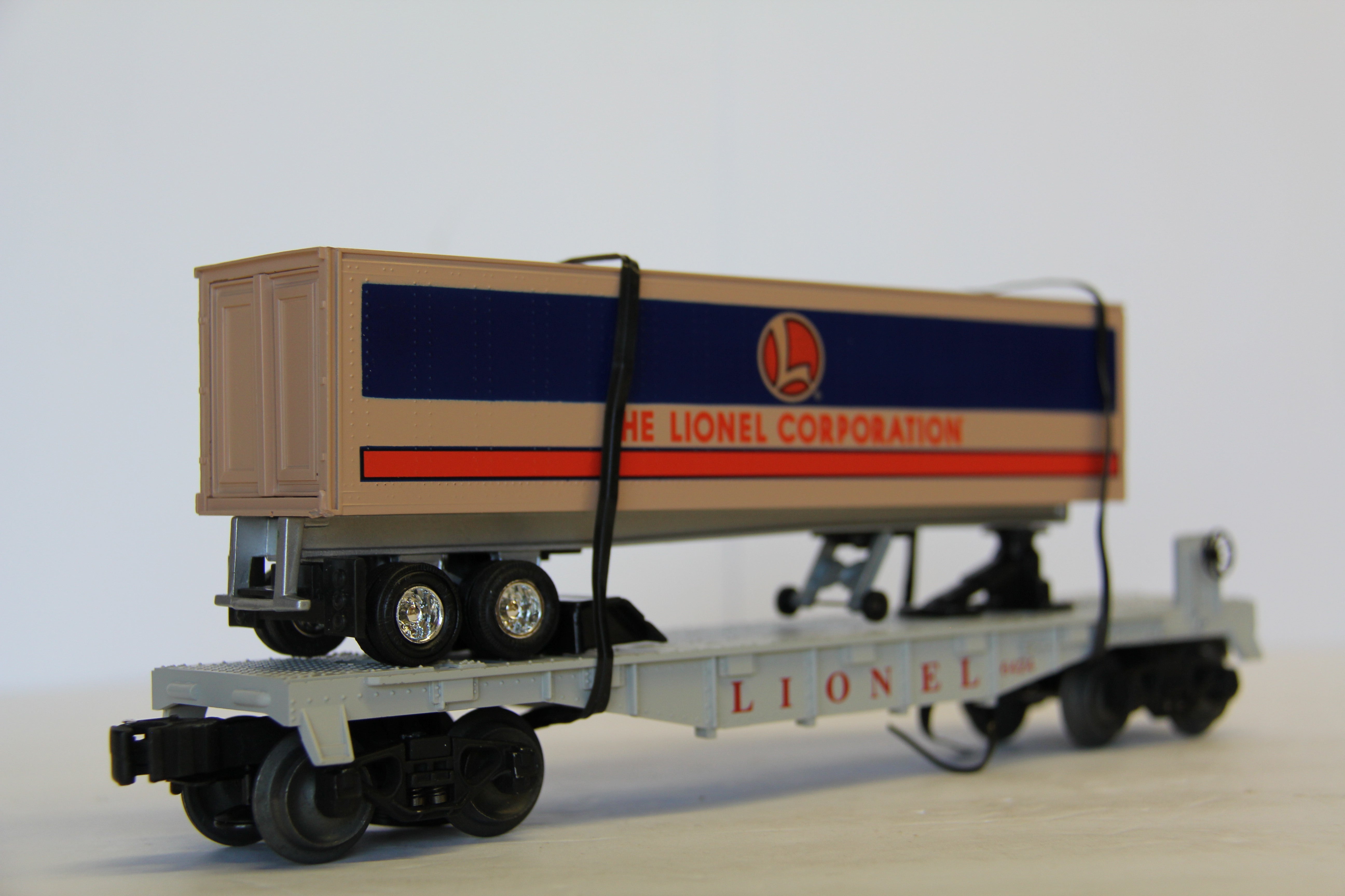 Lionel 6-16924 -6424 Lionel Corporation Trailer on Flatcar-Second hand-M7061