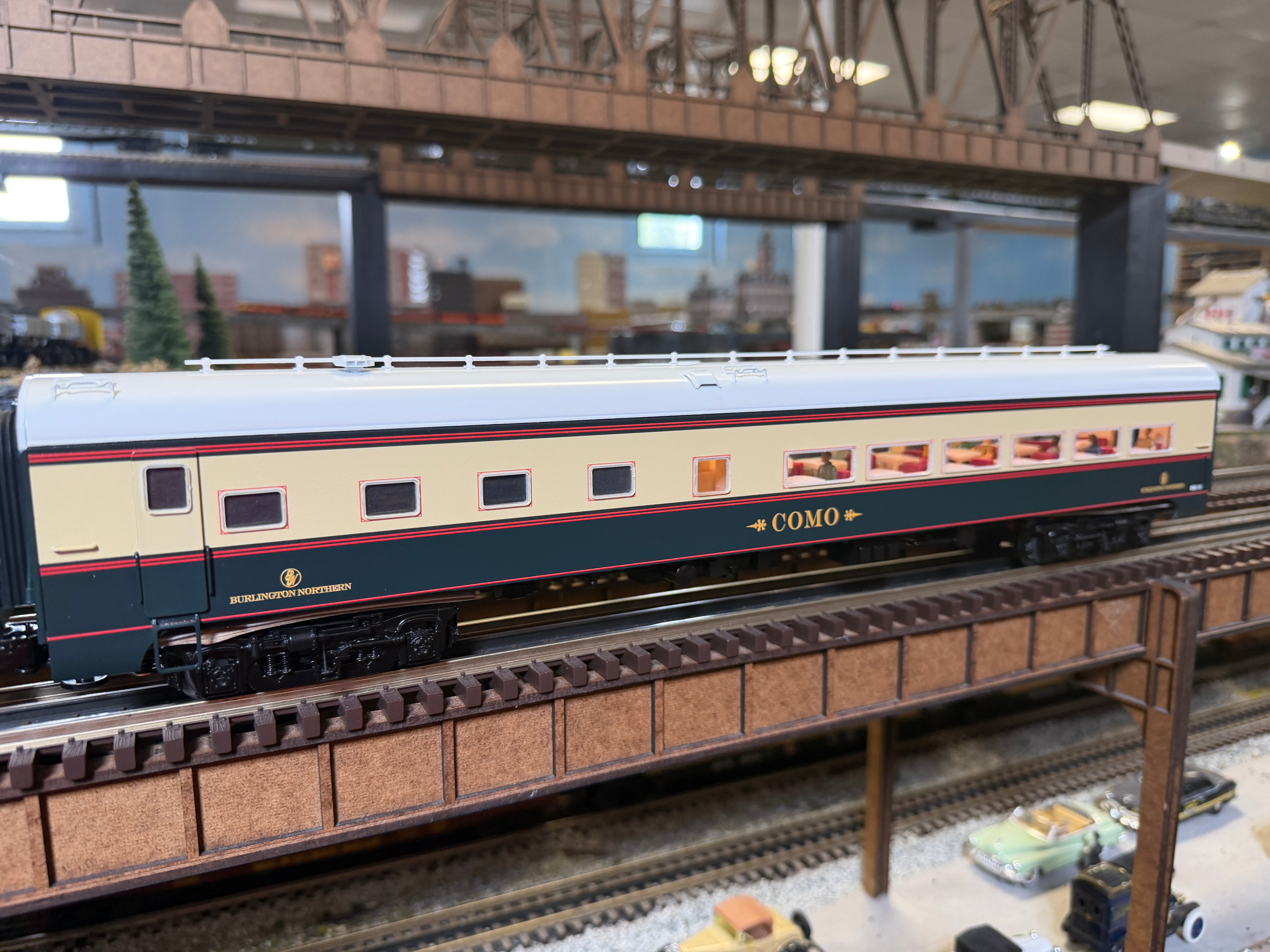 Lionel 2627280 - 18" Aluminum StationSounds Diner "Burlington Northern"