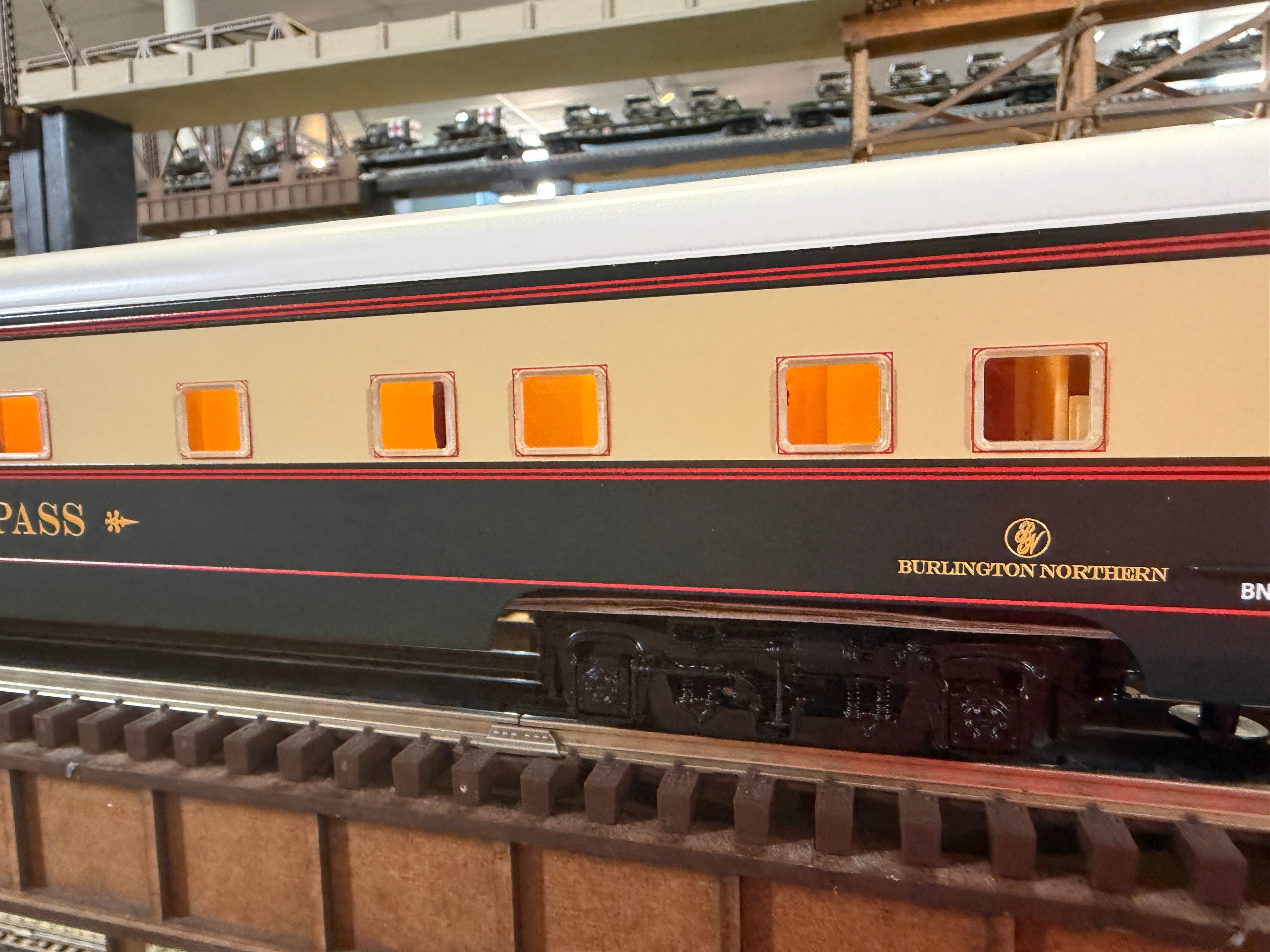 Lionel 2627260 - 18" Aluminum Passenger Car "Burlington Northern" (4-Car)