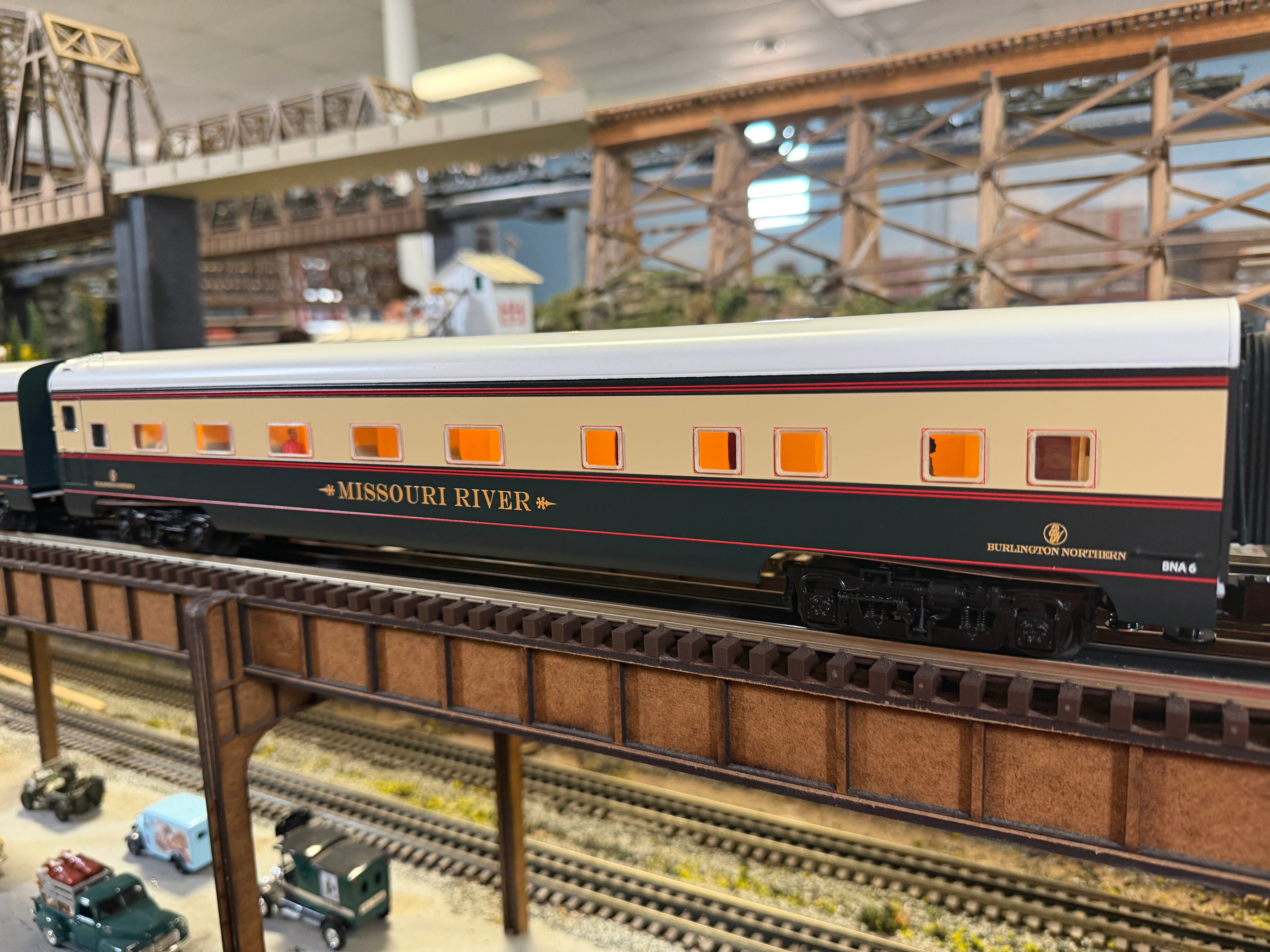 Lionel 2627260 - 18" Aluminum Passenger Car "Burlington Northern" (4-Car)