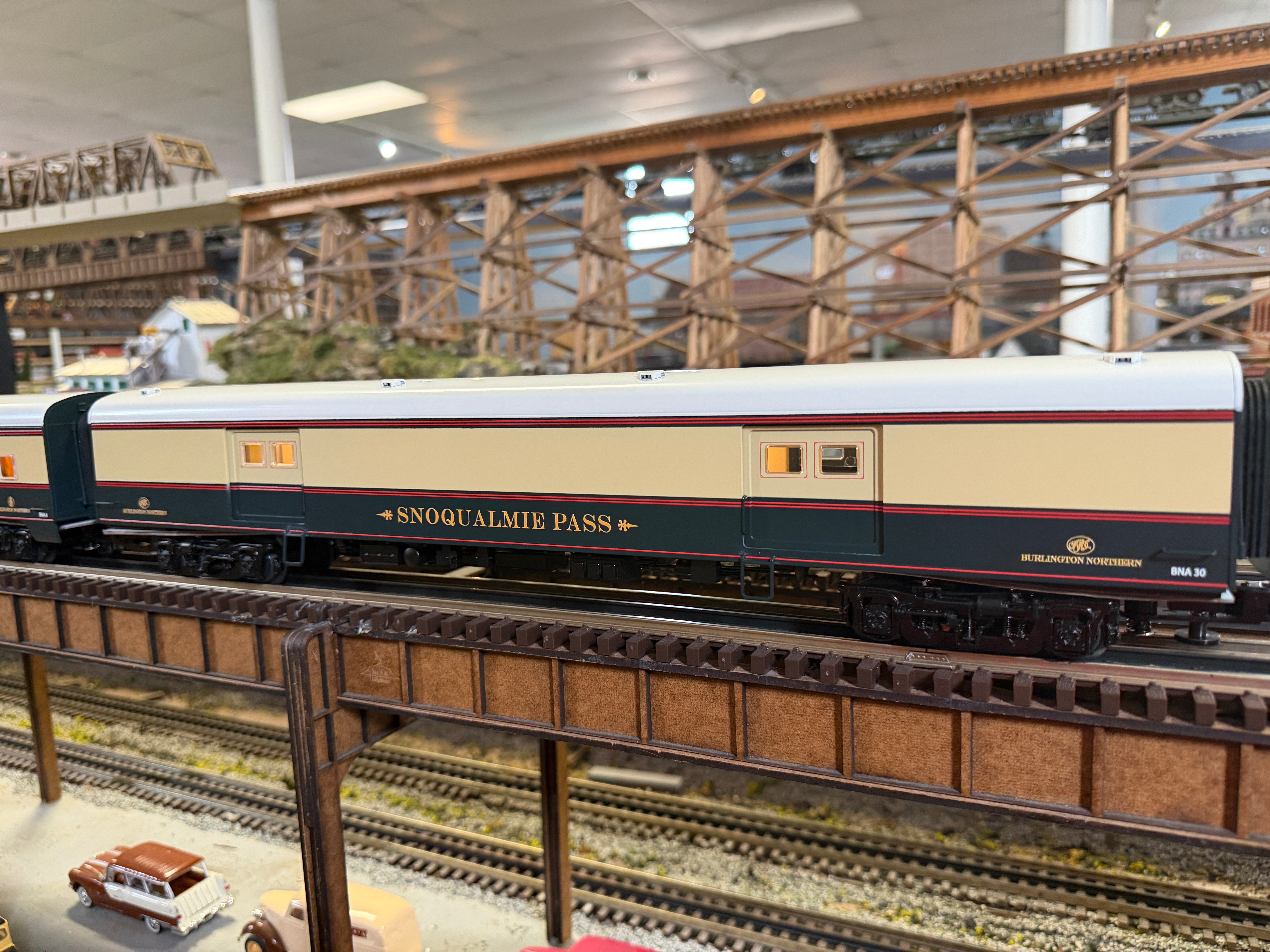 Lionel 2627260 - 18" Aluminum Passenger Car "Burlington Northern" (4-Car)