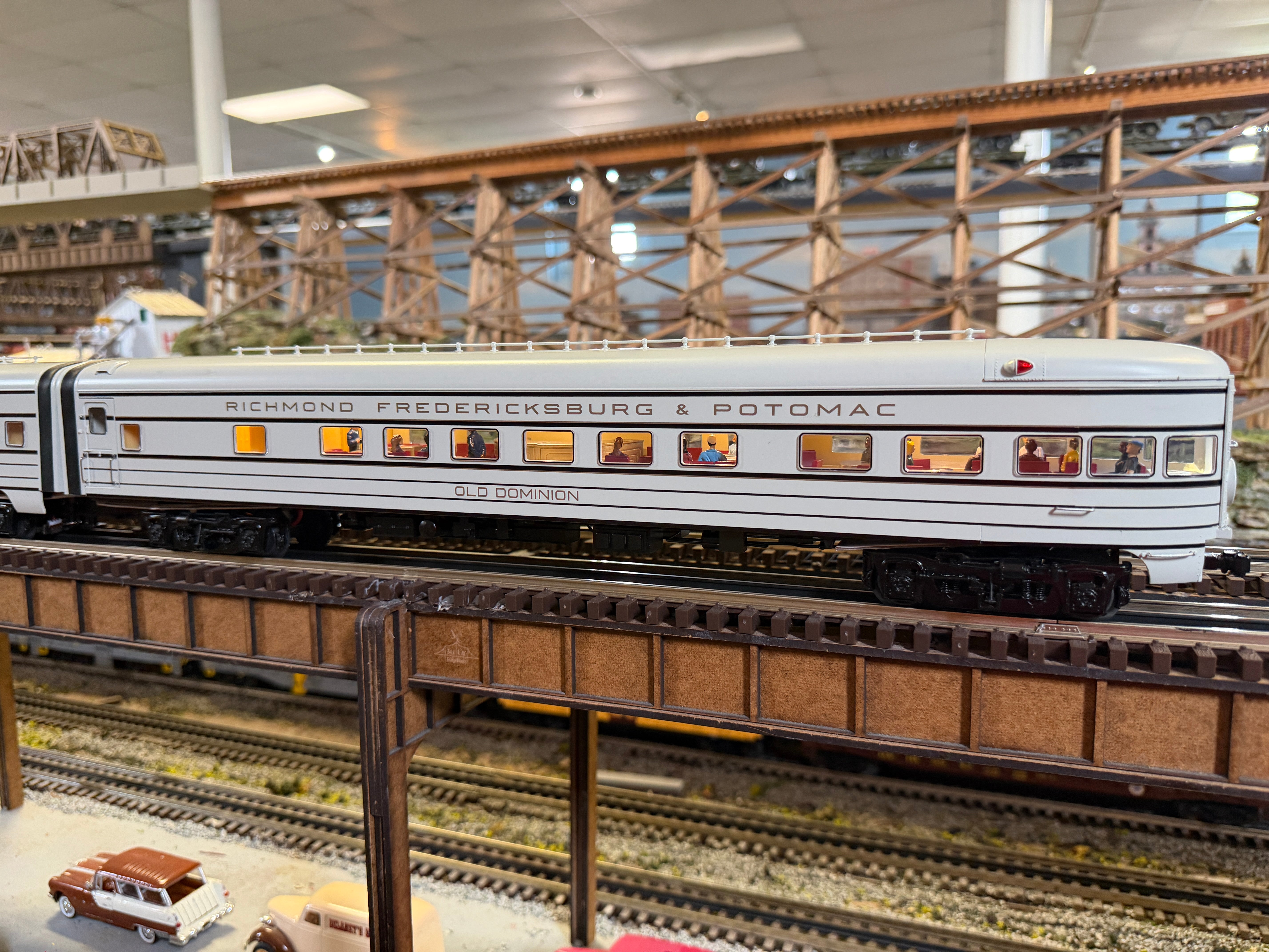 Lionel 2627330 - 18" Aluminum Passenger Car "Richmond, Fredericksburg & Potomac" (2-Car)