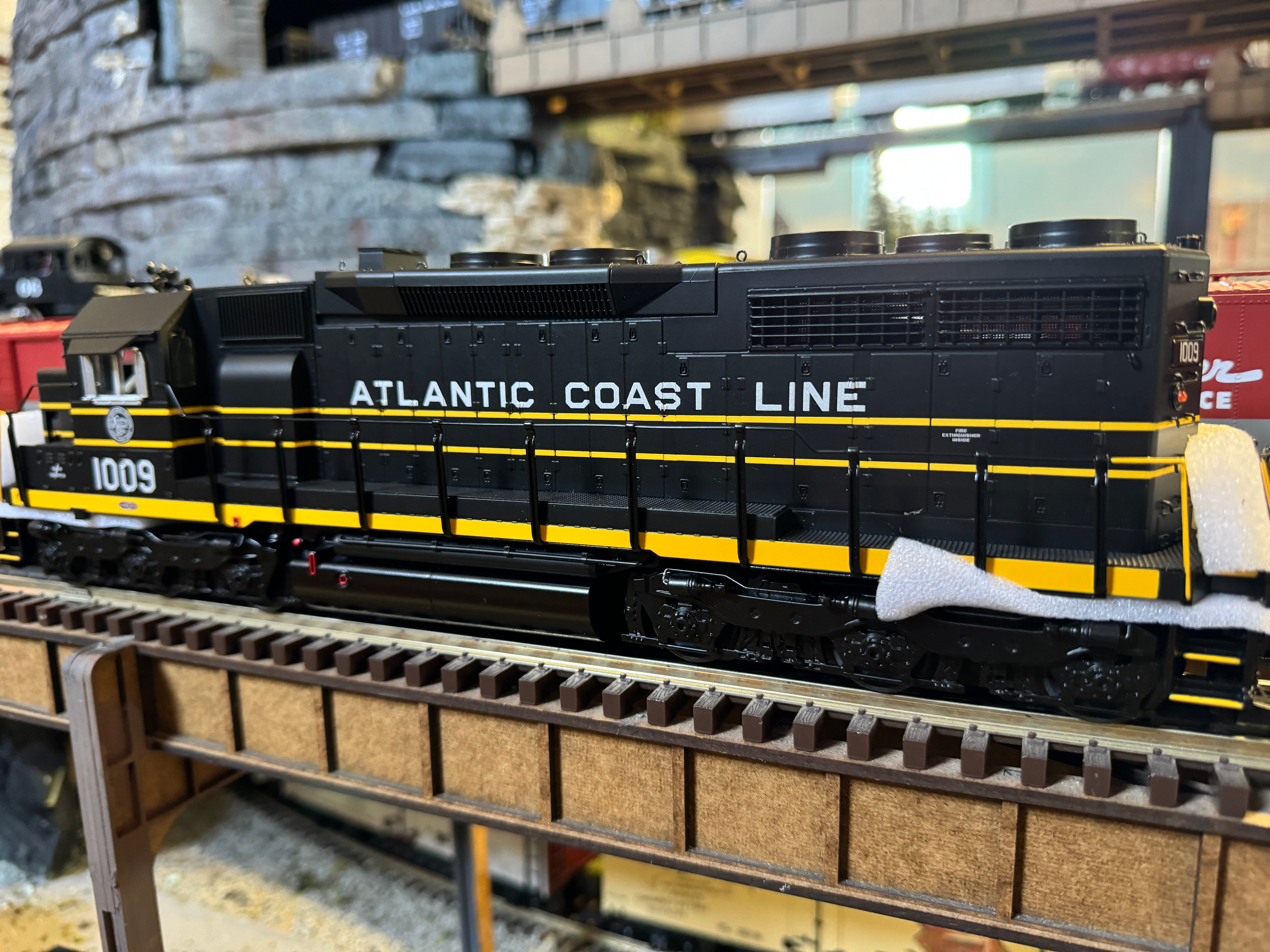 MTH 20-21756-1 - SD-35 Diesel Engine "Atlantic Coast Line" #1002 w/ PS3 (Hi-Rail Wheels)