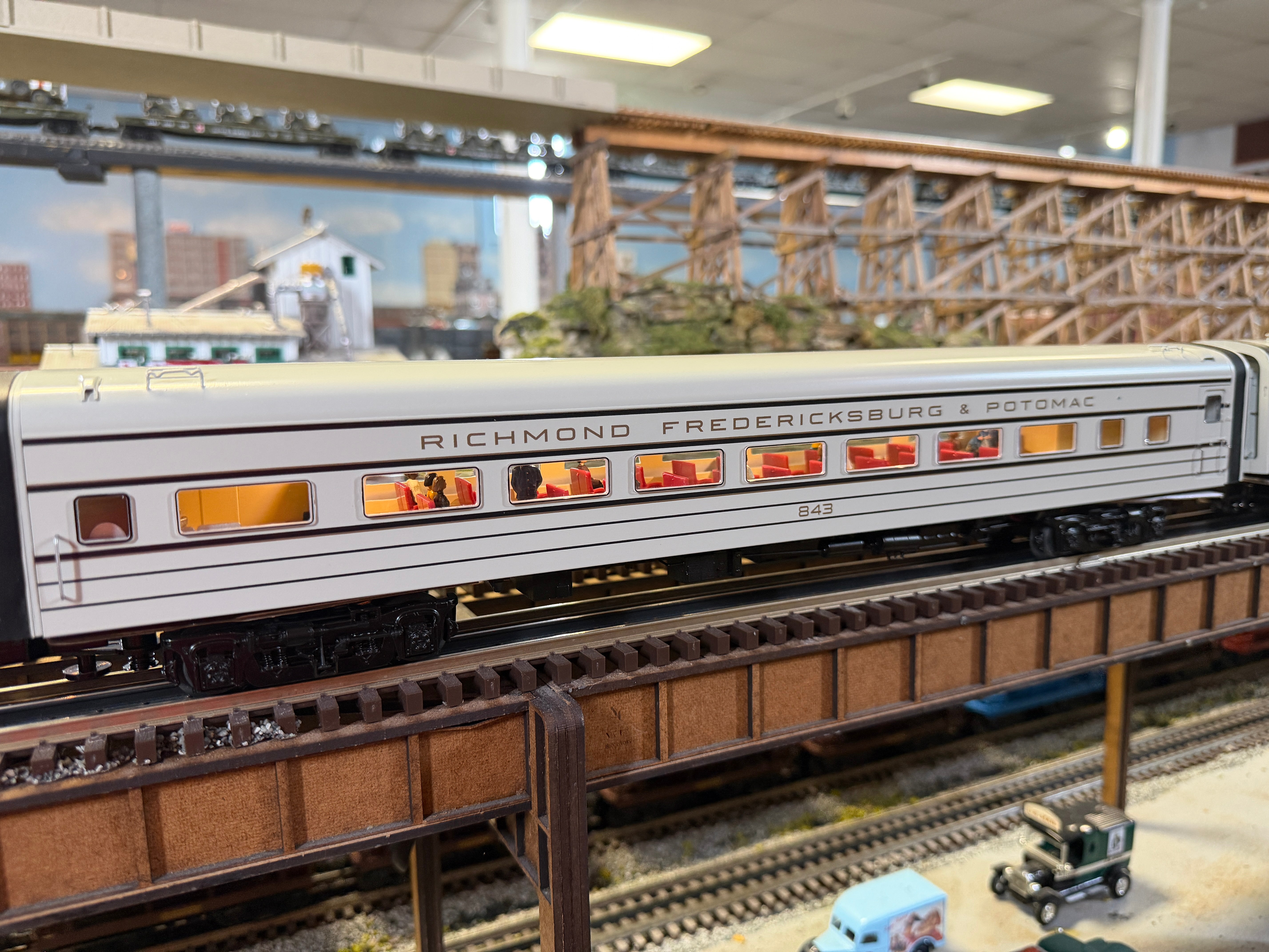 Lionel 2627320 - 18" Aluminum Passenger Car "Richmond, Fredericksburg & Potomac" (4-Car)