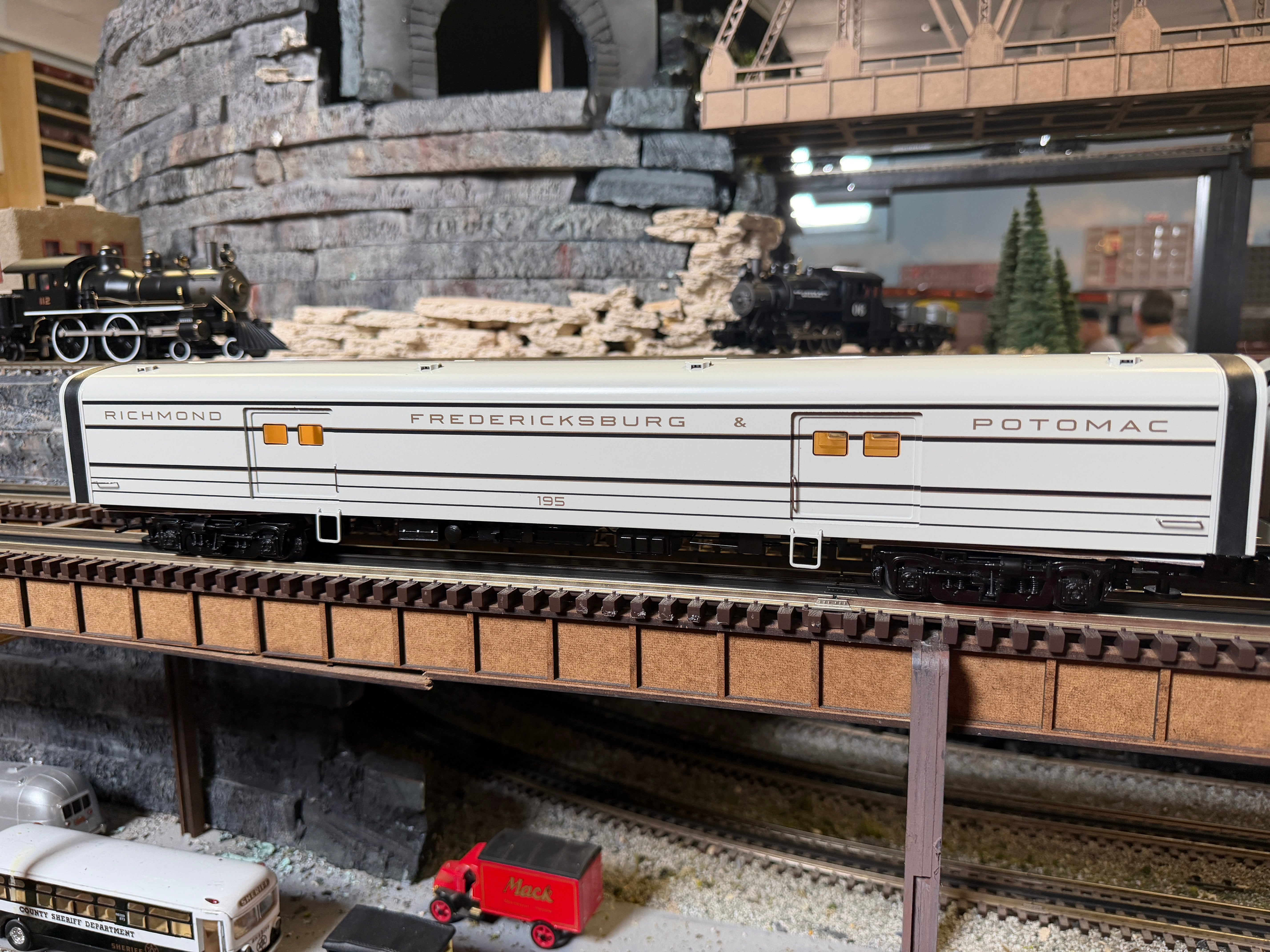 Lionel 2627330 - 18" Aluminum Passenger Car "Richmond, Fredericksburg & Potomac" (2-Car)