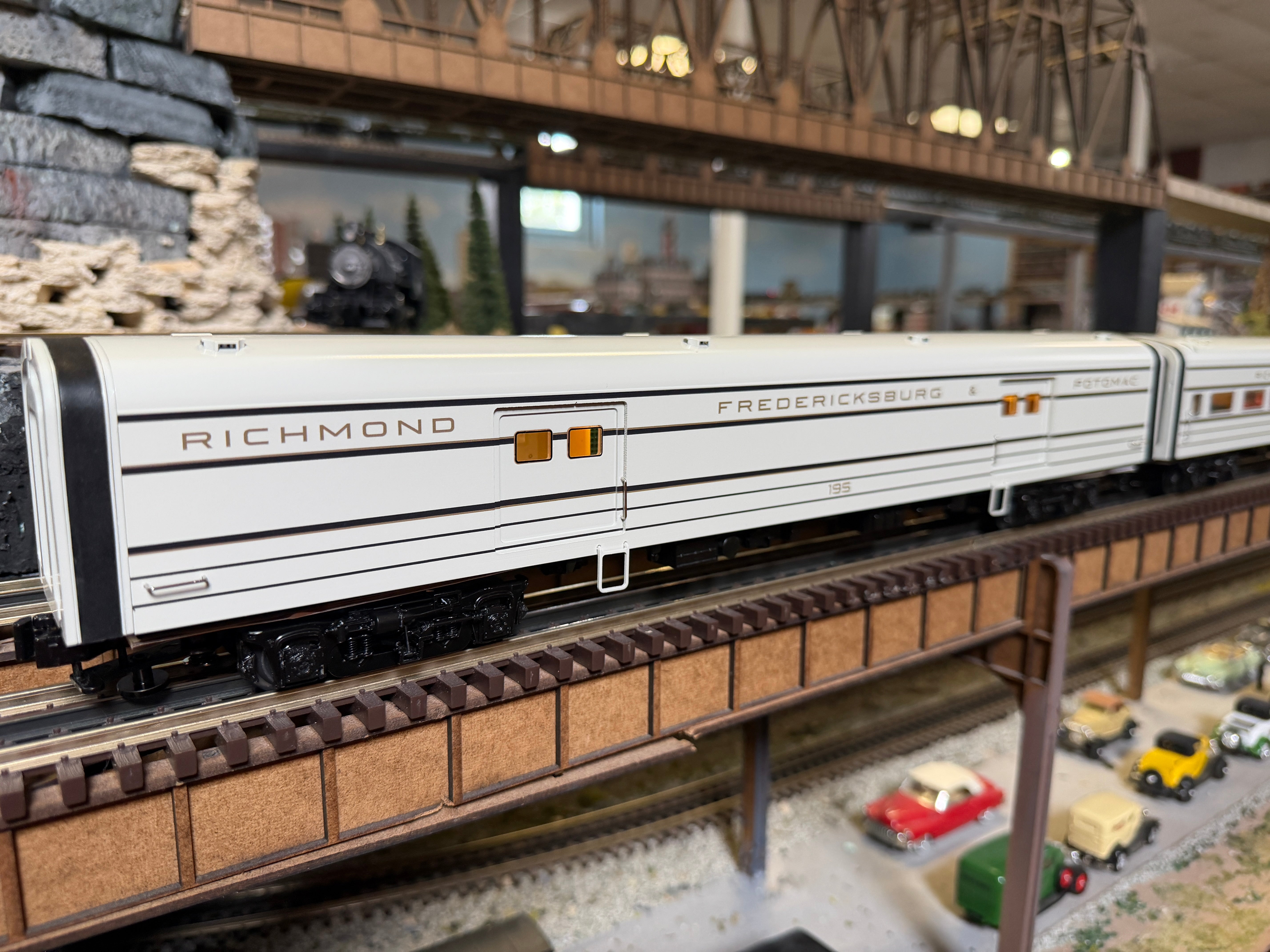 Lionel 2627330 - 18" Aluminum Passenger Car "Richmond, Fredericksburg & Potomac" (2-Car)