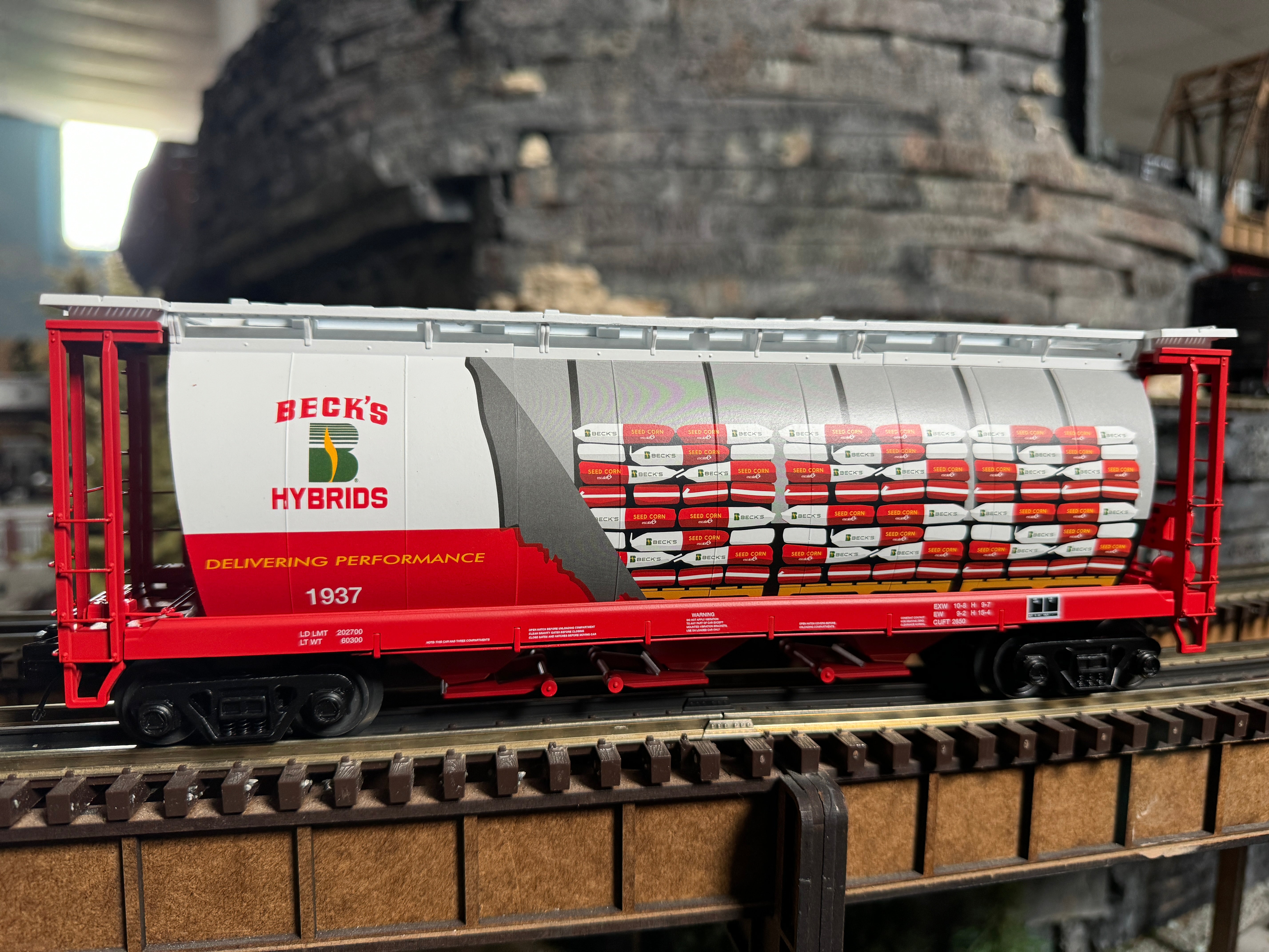 MTH 20-96827 - 3-Bay Cylindrical Hopper Car "Beck’s Hybrids” #1937 - Custom Run for MrMuffin'sTrains