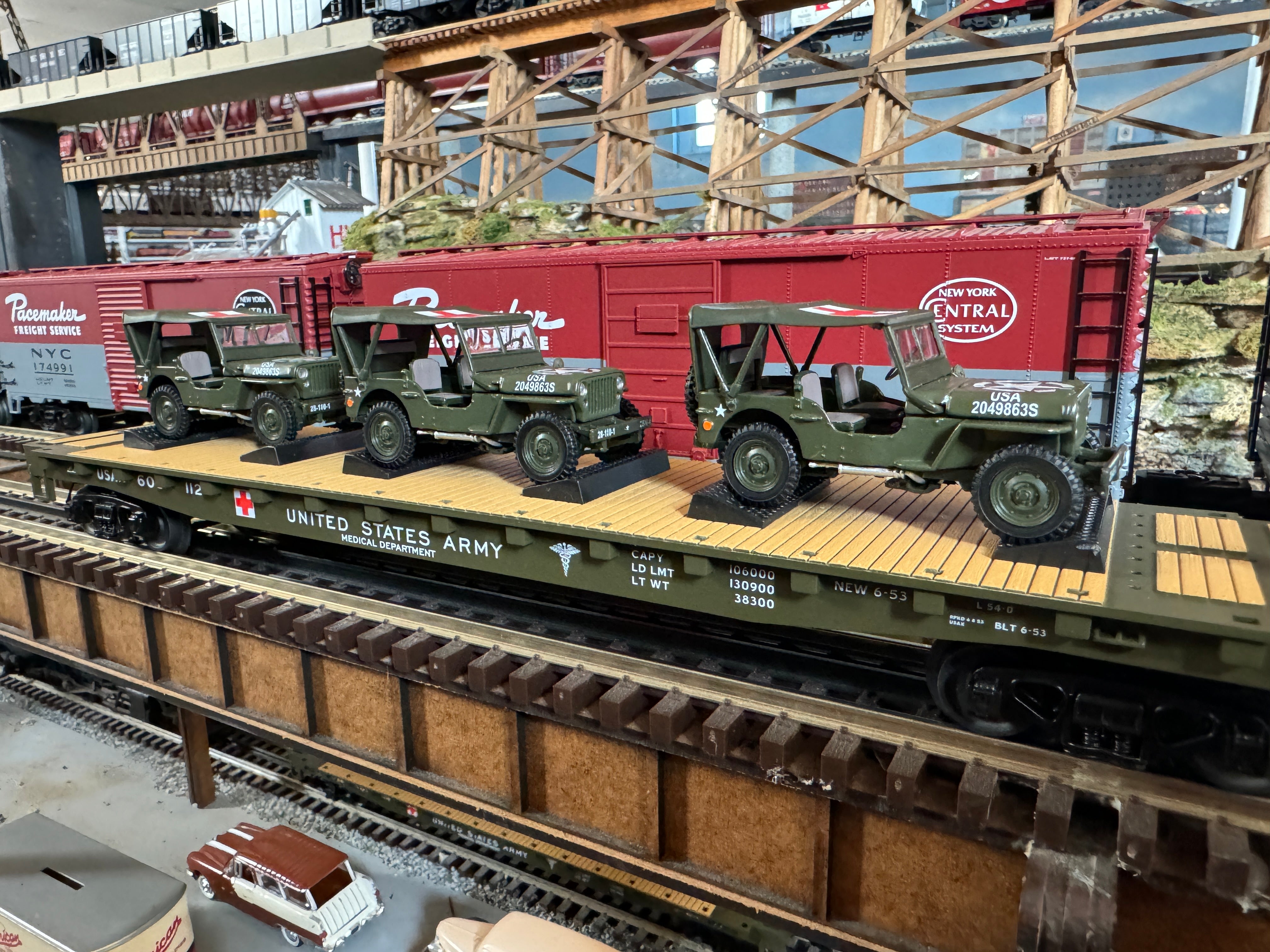 MTH 20-92368 - Flat Car "U.S. Army" w/ (3) Willy’s Transport Vehicles (4-Car) - Set #2 (MASH)