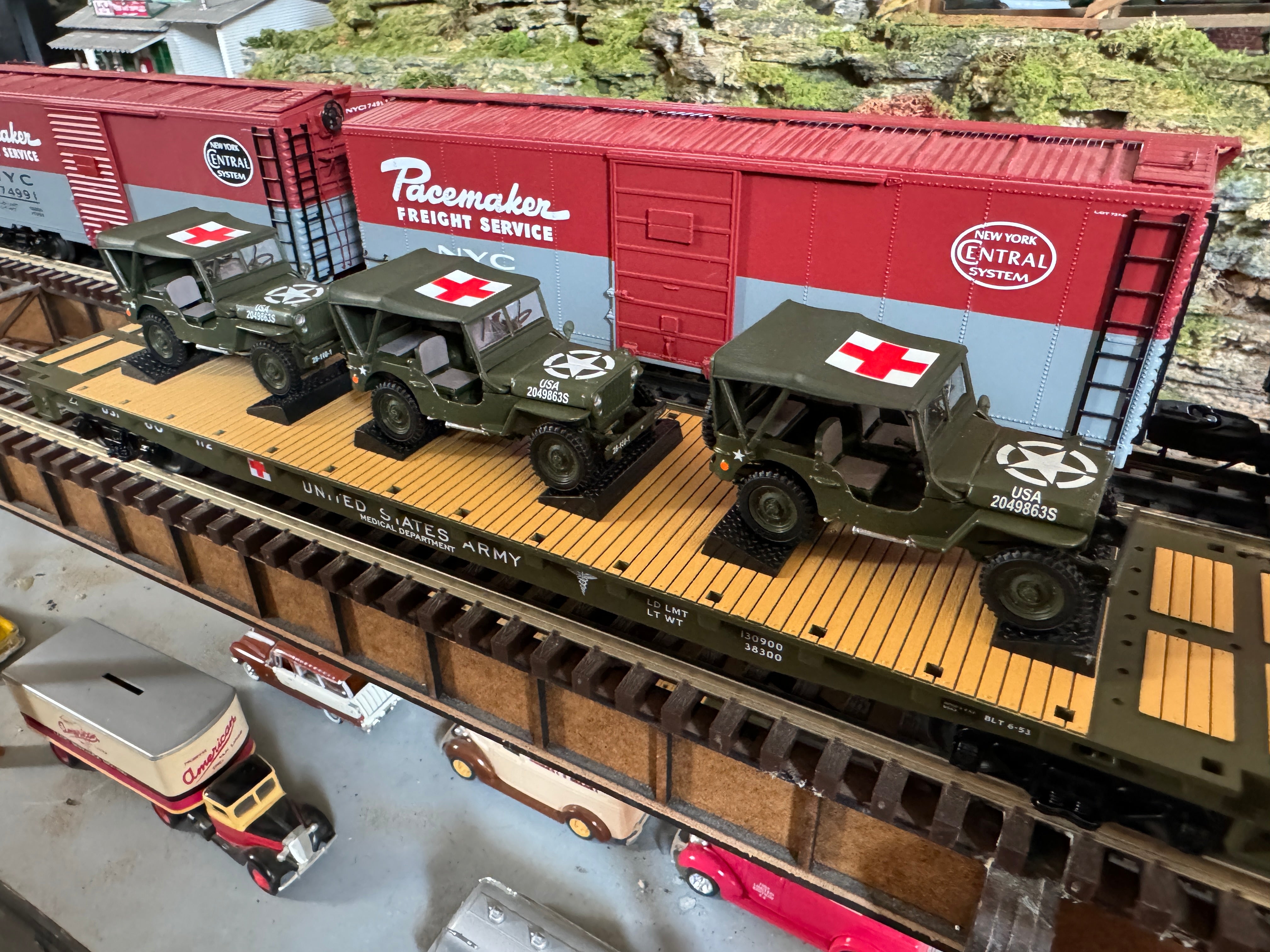 MTH 20-95675 - Flat Car "U.S. Army" w/ (3) Willy’s Transport Vehicles (MASH)