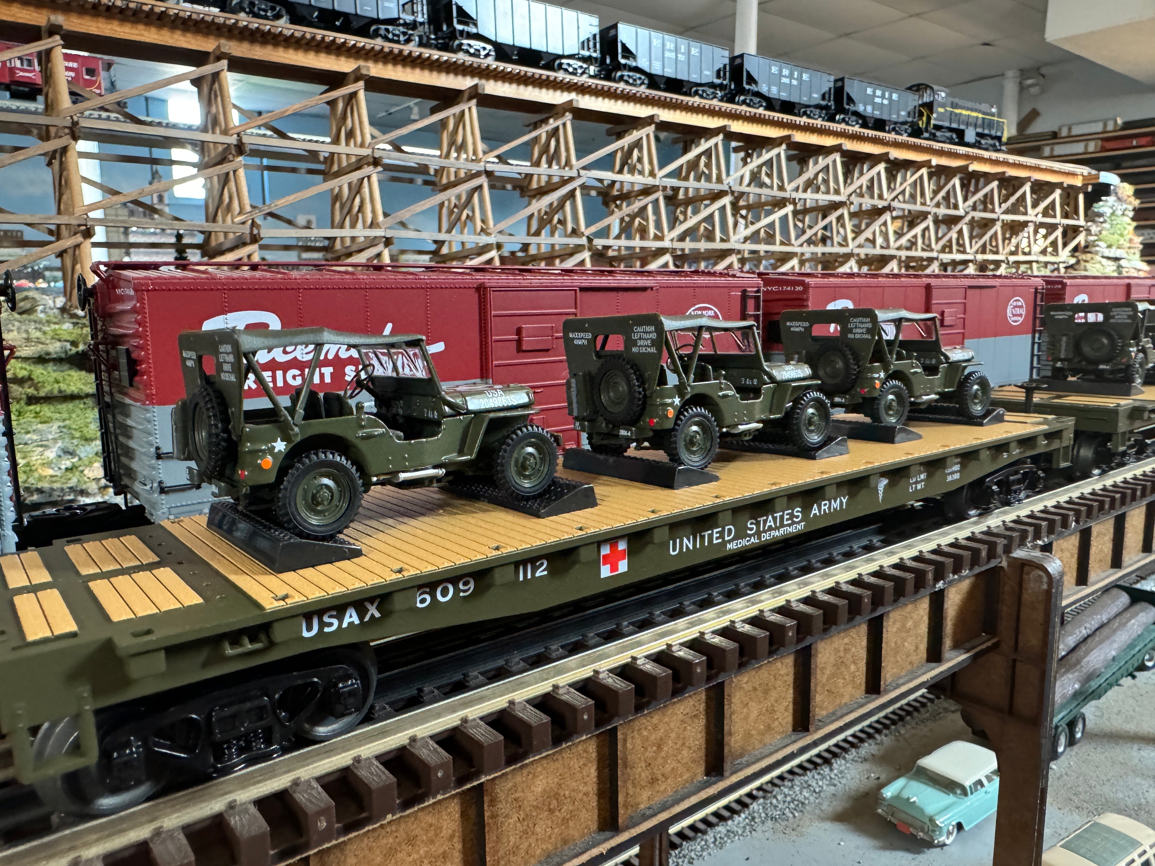 MTH 20-92368 - Flat Car "U.S. Army" w/ (3) Willy’s Transport Vehicles (4-Car) - Set #2 (MASH)