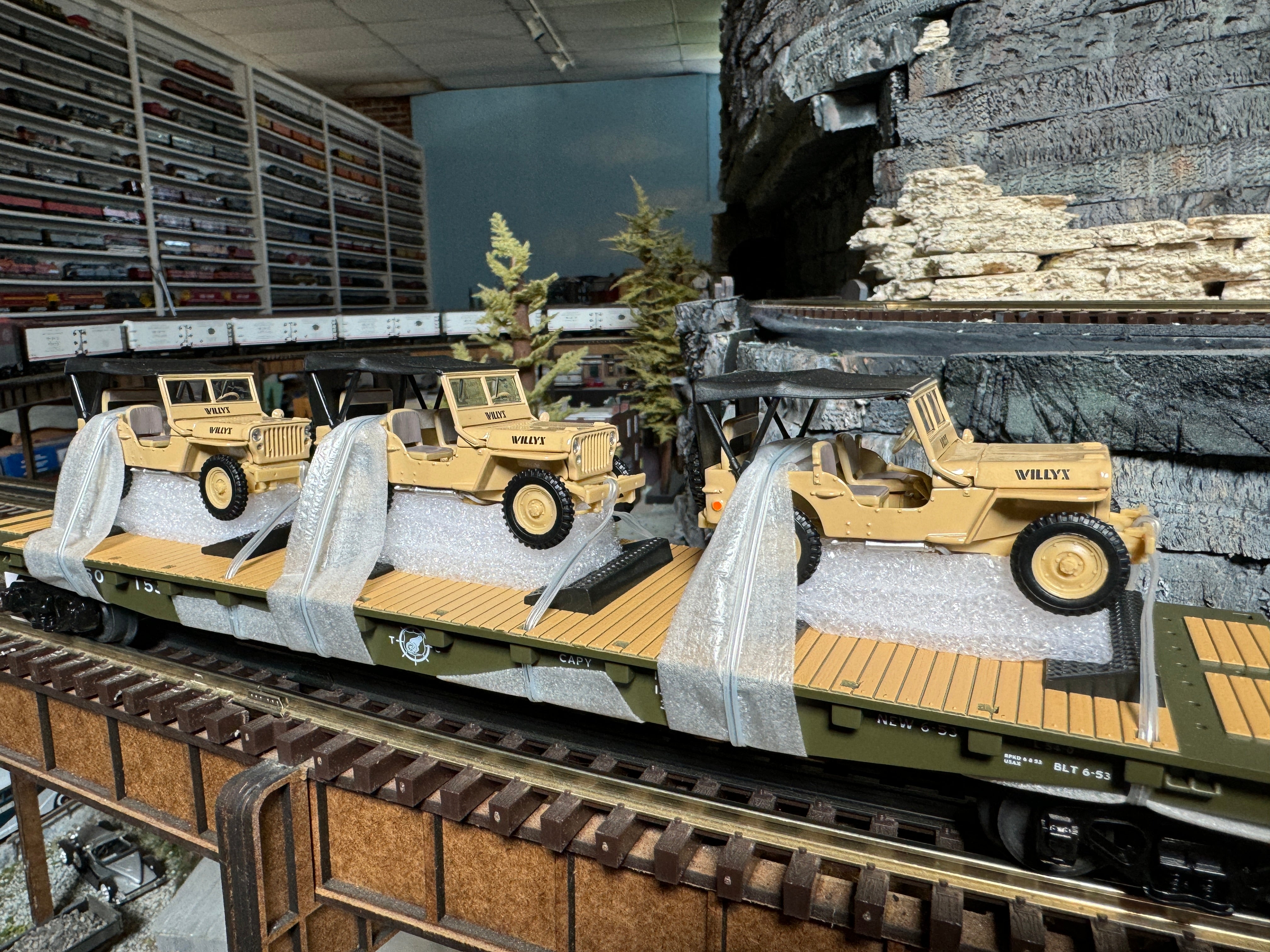 MTH 20-92358 - Flat Car "U.S. Army" w/ (3) Willy’s Transport Vehicles (4-Car) Desert