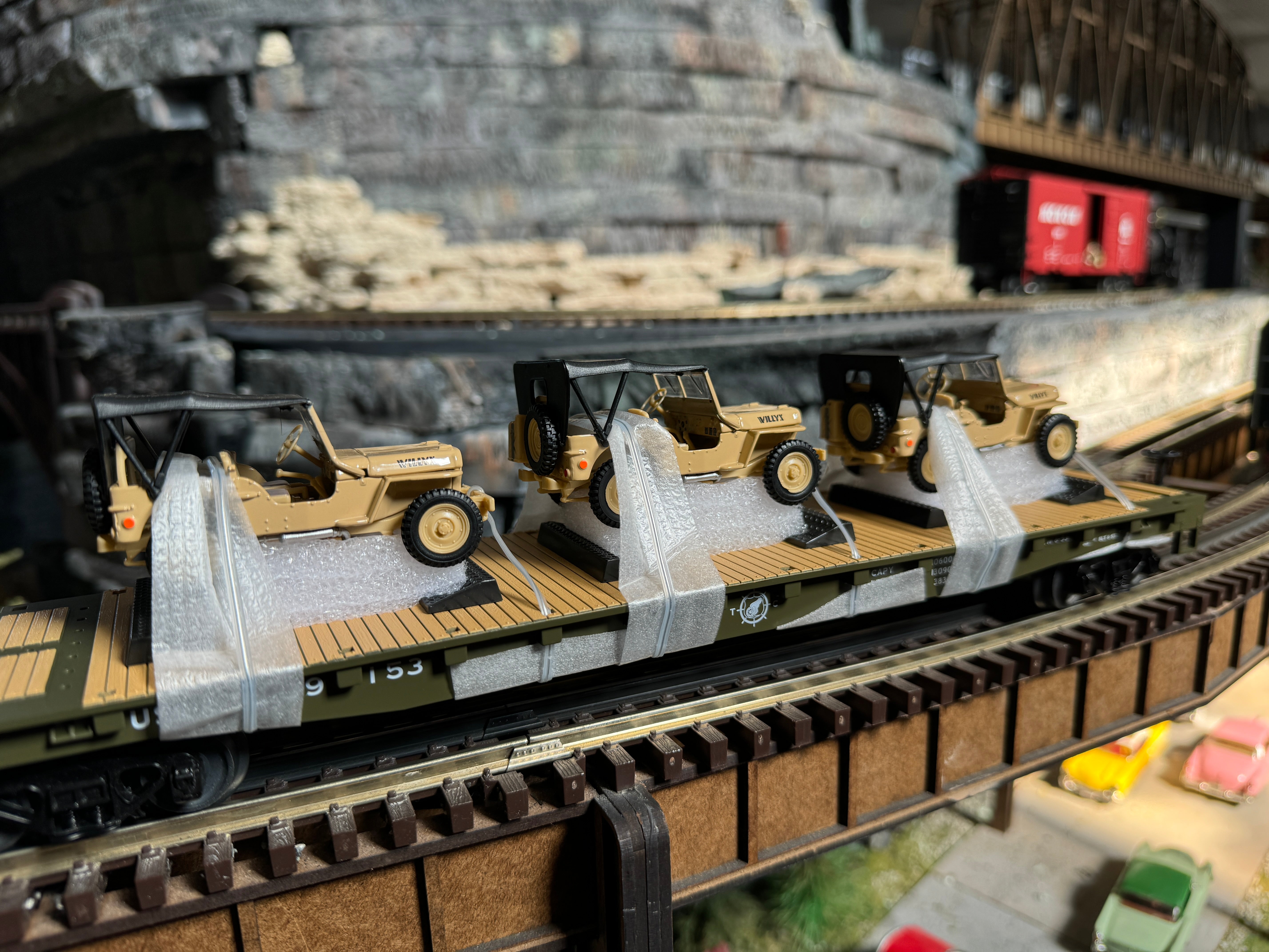 MTH 20-92357 - Flat Car "U.S. Army" w/ (3) Willy’s Transport Vehicles (4-Car) Desert