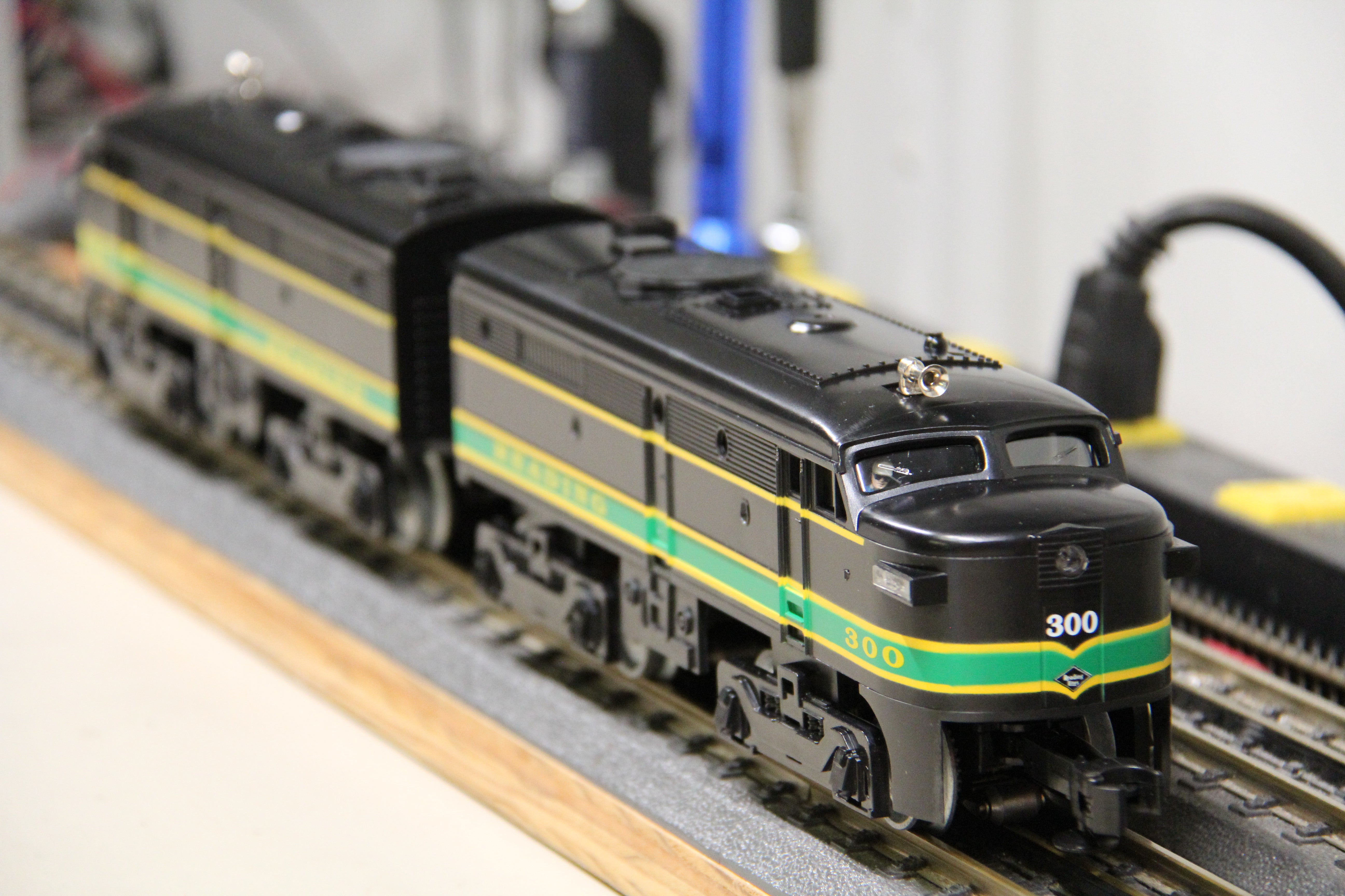 Lionel 6-18934 Reading FA 2 Alco AA Diesels w/ 6 Car Passenger Set-Second hand-M7048