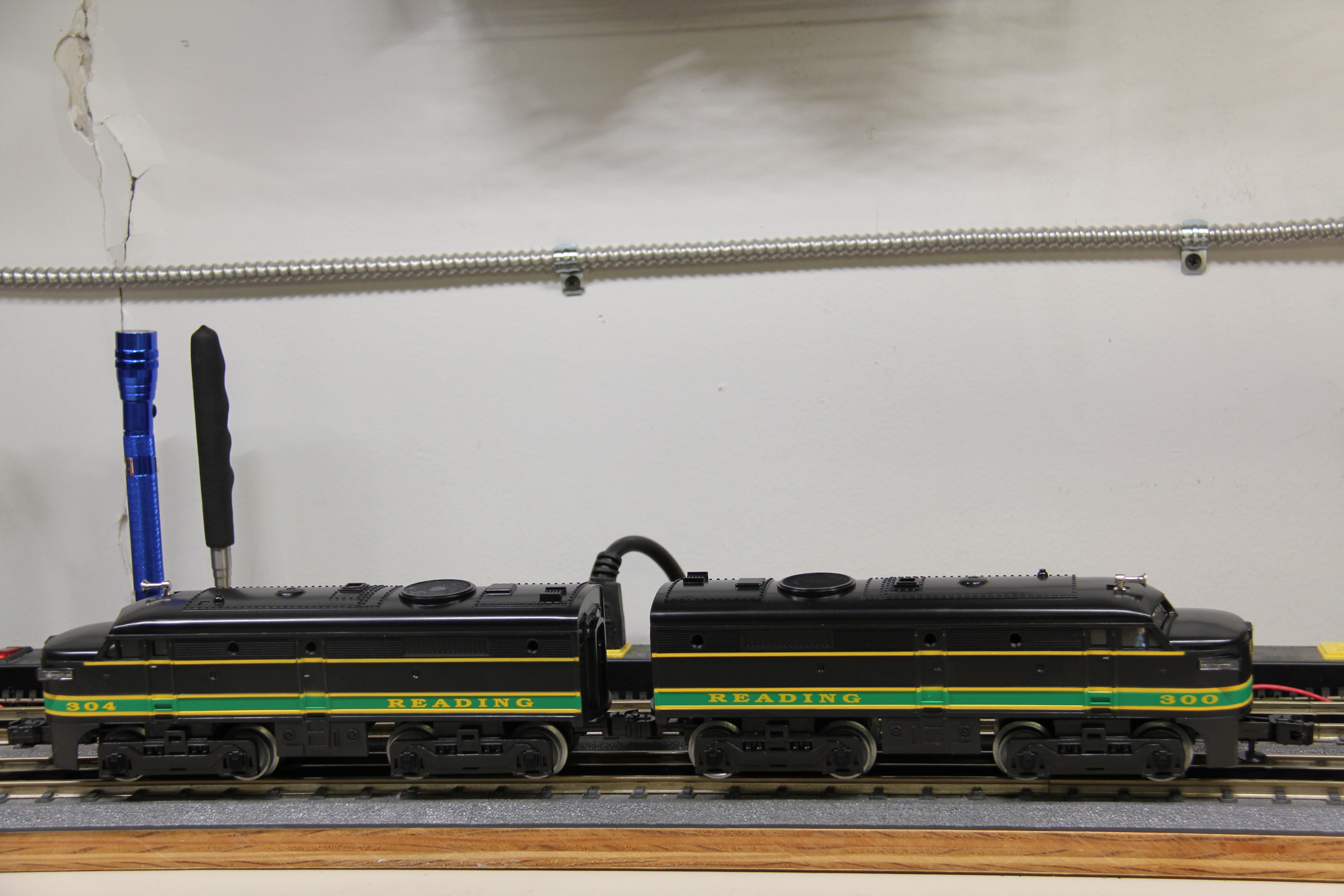 Lionel 6-18934 Reading FA 2 Alco AA Diesels w/ 6 Car Passenger Set-Second hand-M7048