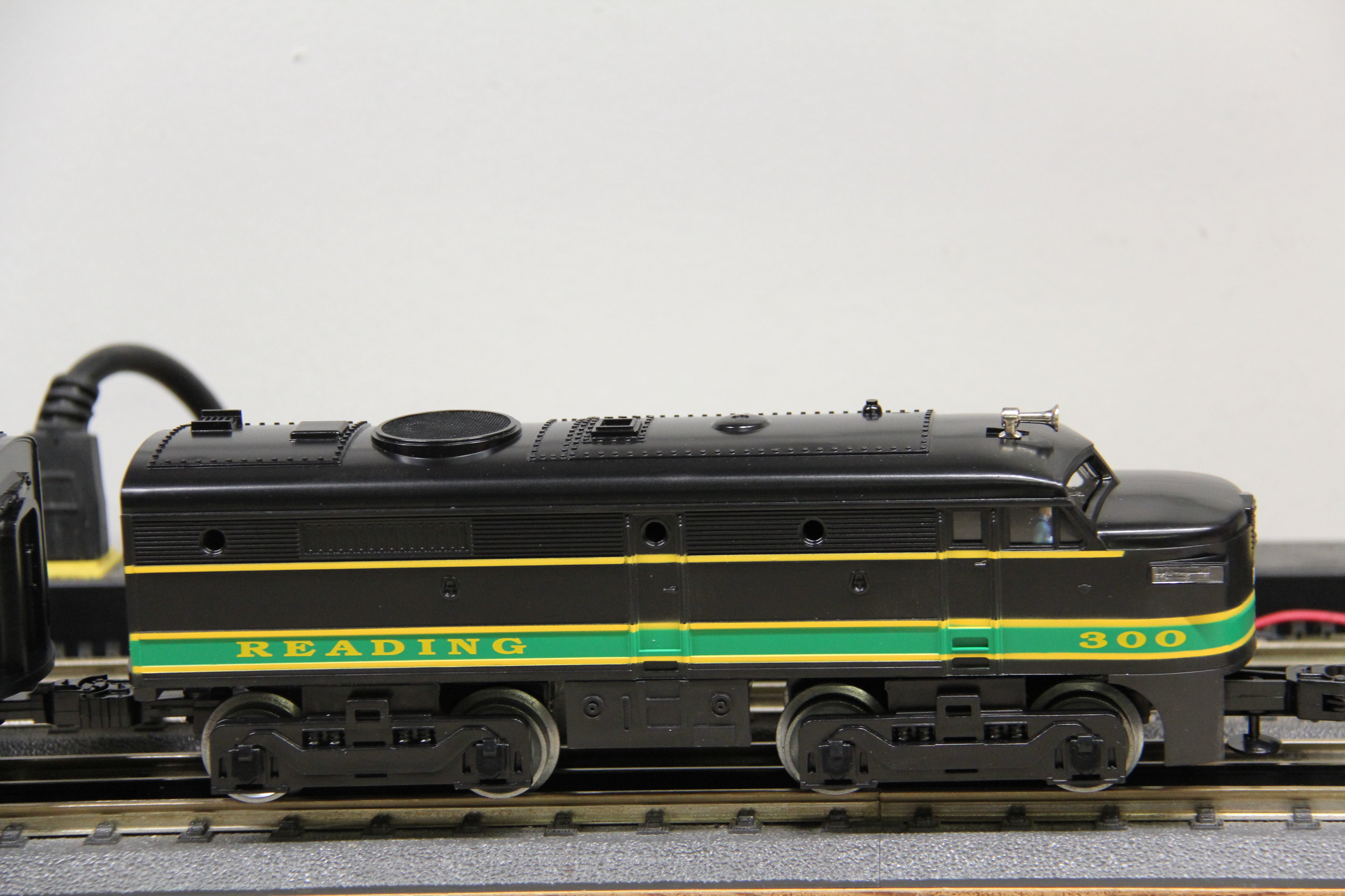 Lionel 6-18934 Reading FA 2 Alco AA Diesels w/ 6 Car Passenger Set-Second hand-M7048