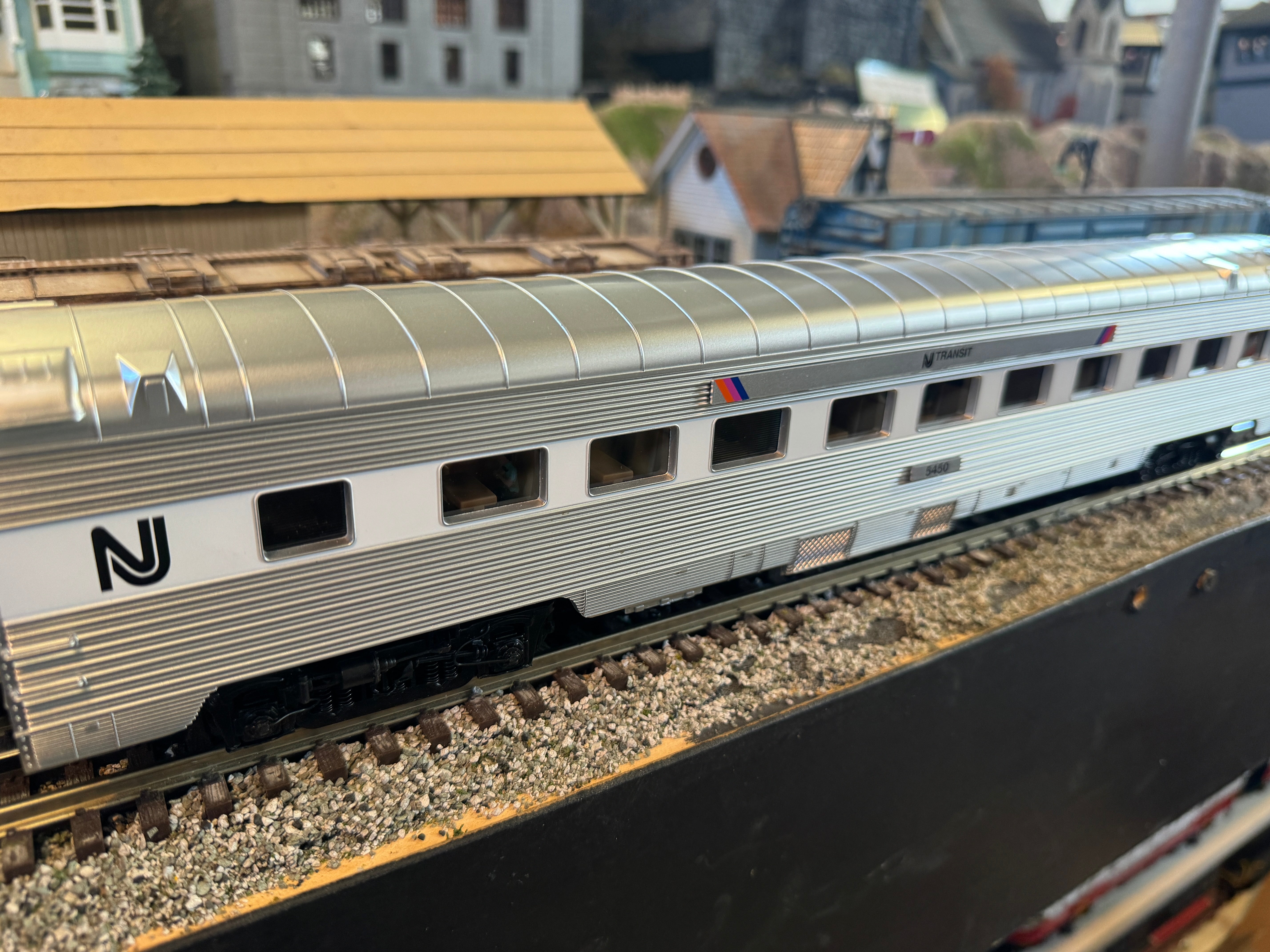 Atlas O 3001482 - Premier - 70' Streamlined Diner Passenger Car "NJ Commuter Transition Scheme" #5450