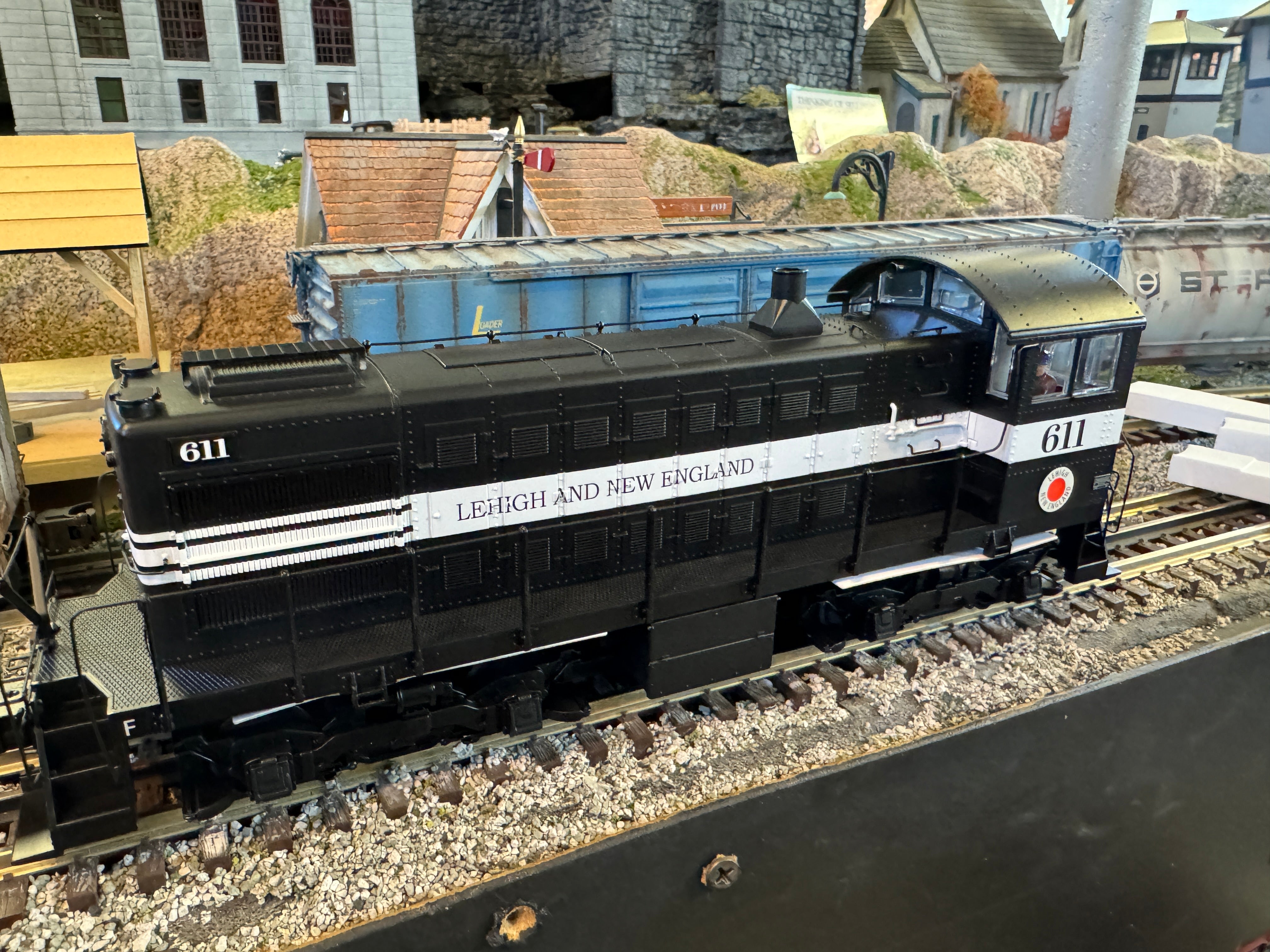 Lionel 2433330 - Legacy ALCo S2 Diesel Locomotive "Lehigh & New England" #611