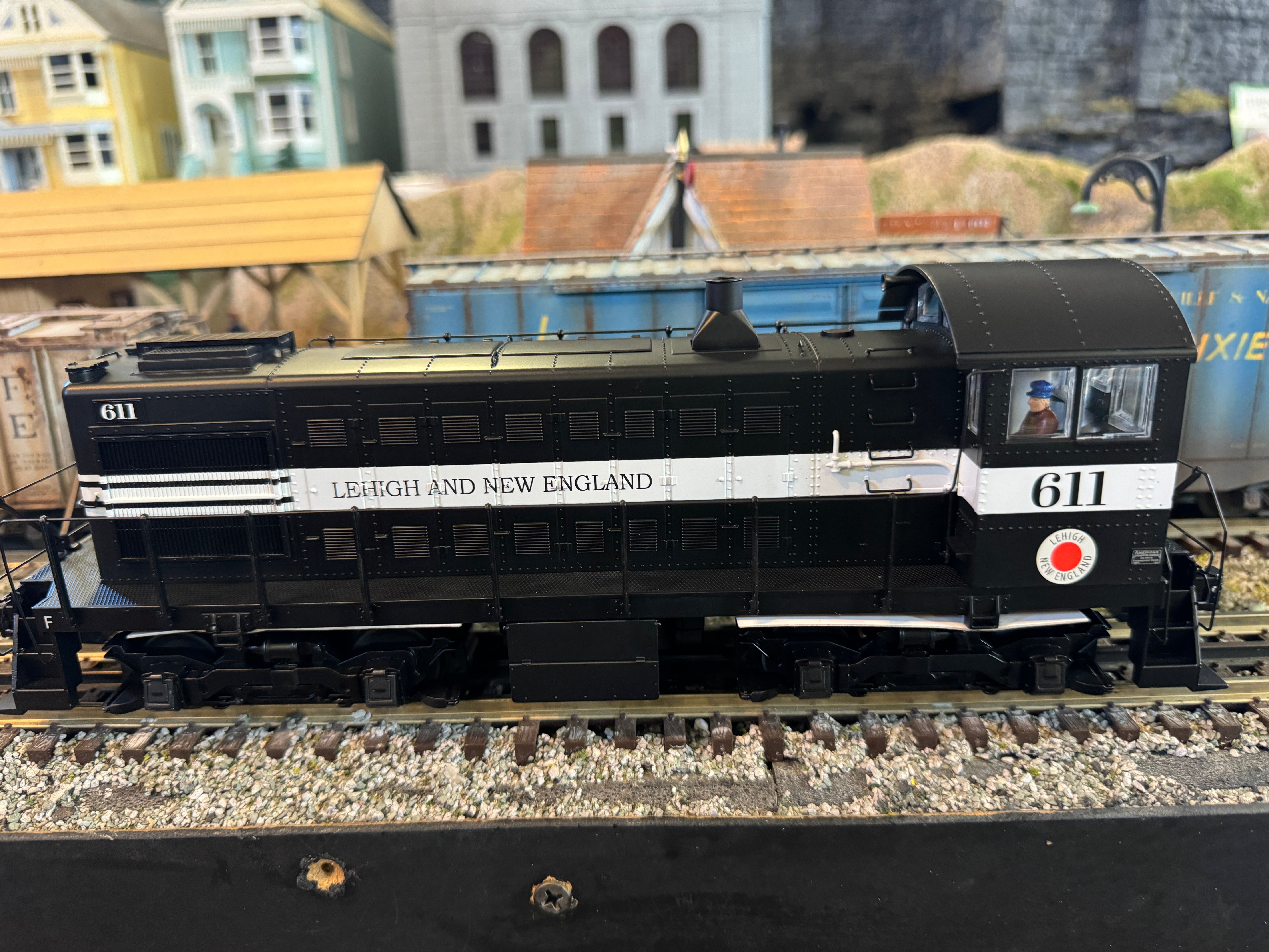 Lionel 2433330 - Legacy ALCo S2 Diesel Locomotive "Lehigh & New England" #611