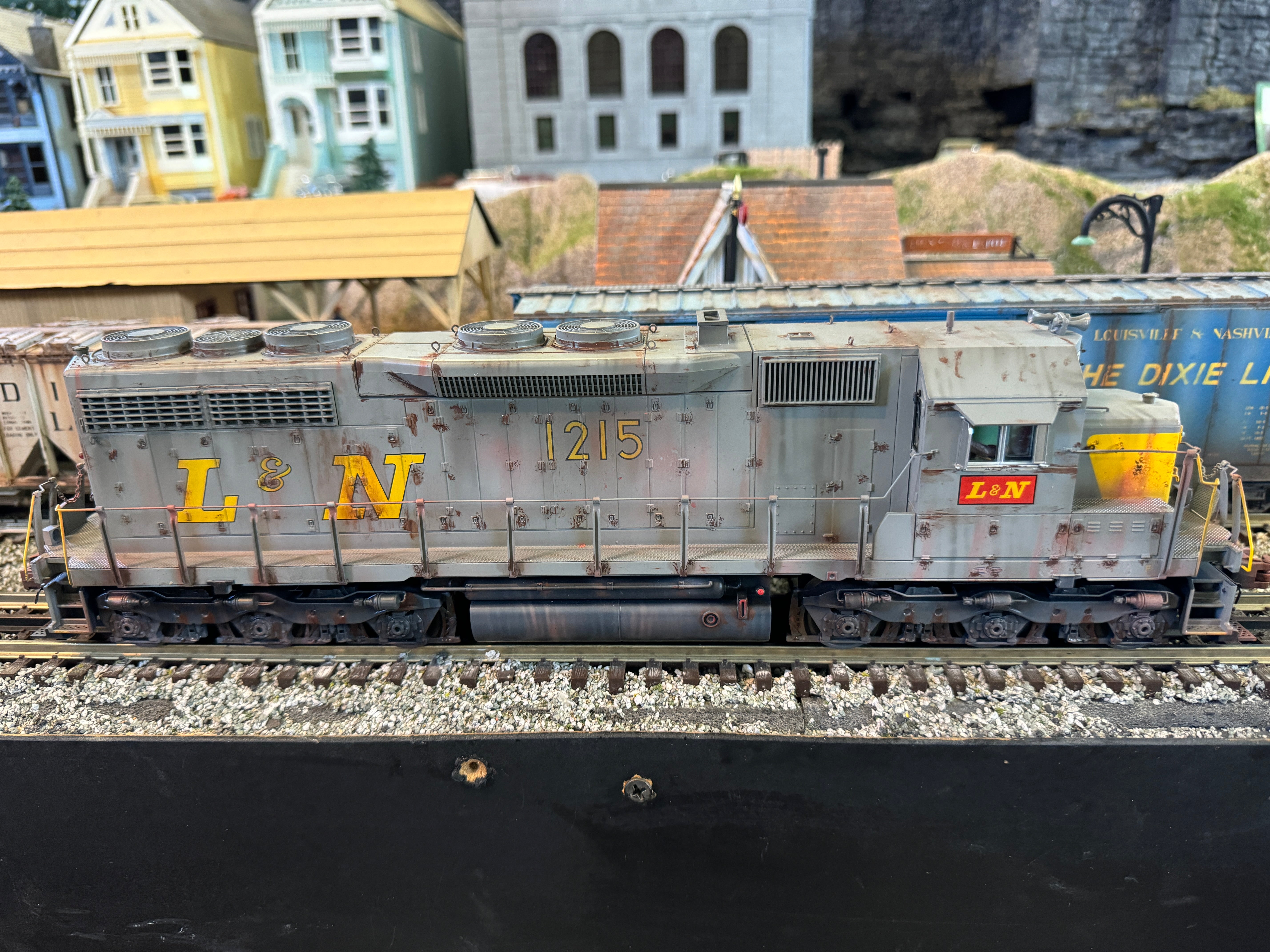 MTH 20-21763-1HW - SD-35 Diesel Engine "Louisville & Nashville" #1215 w/ PS3 - Custom Run for MrMuffin'sTrains - Heavy Weathered by Harry Hieke