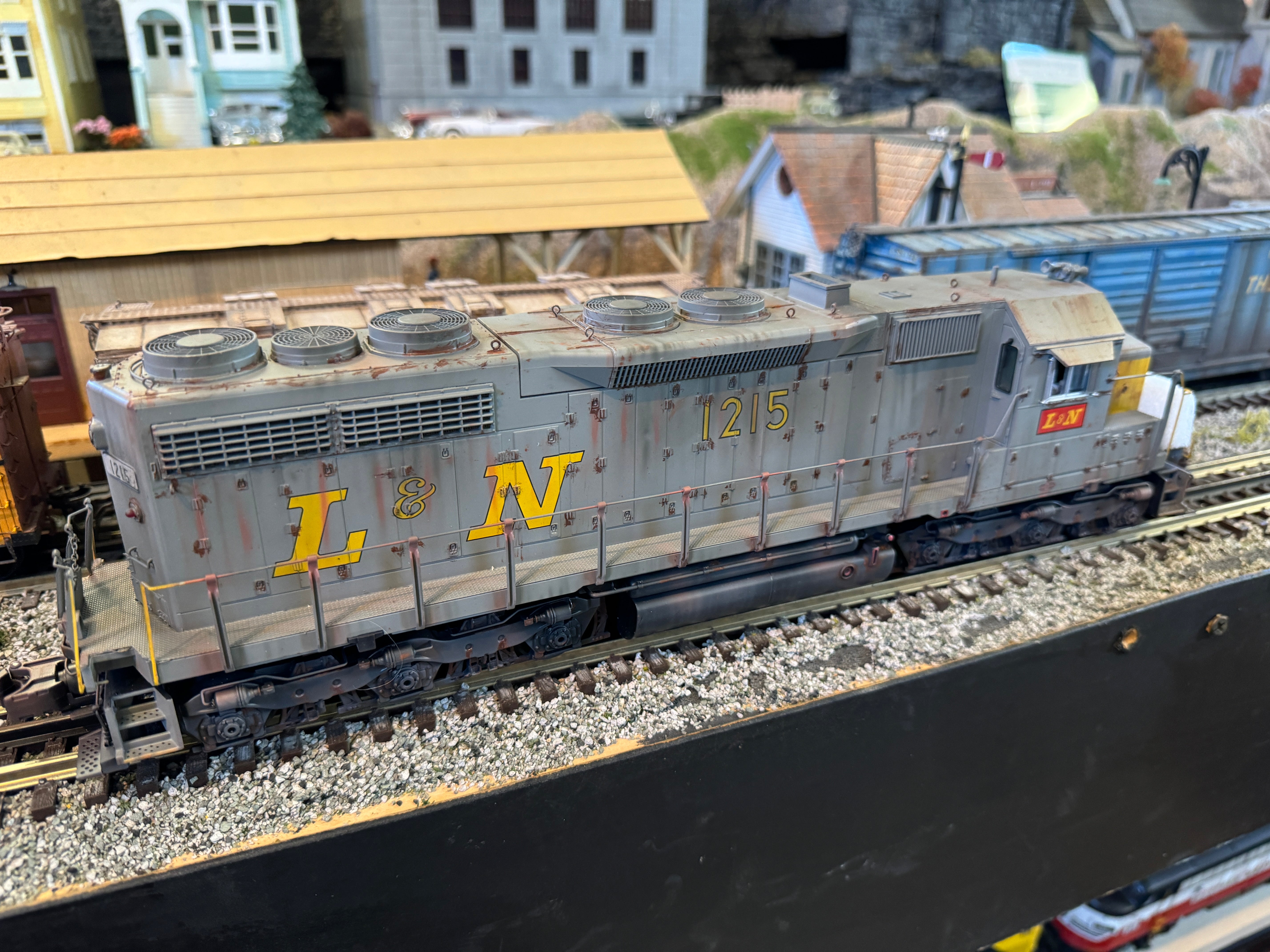 MTH 20-21763-1MW - SD-35 Diesel Engine "Louisville & Nashville" #1215 w/ PS3 - Custom Run for MrMuffin'sTrains - Medium Weathered by Harry Hieke