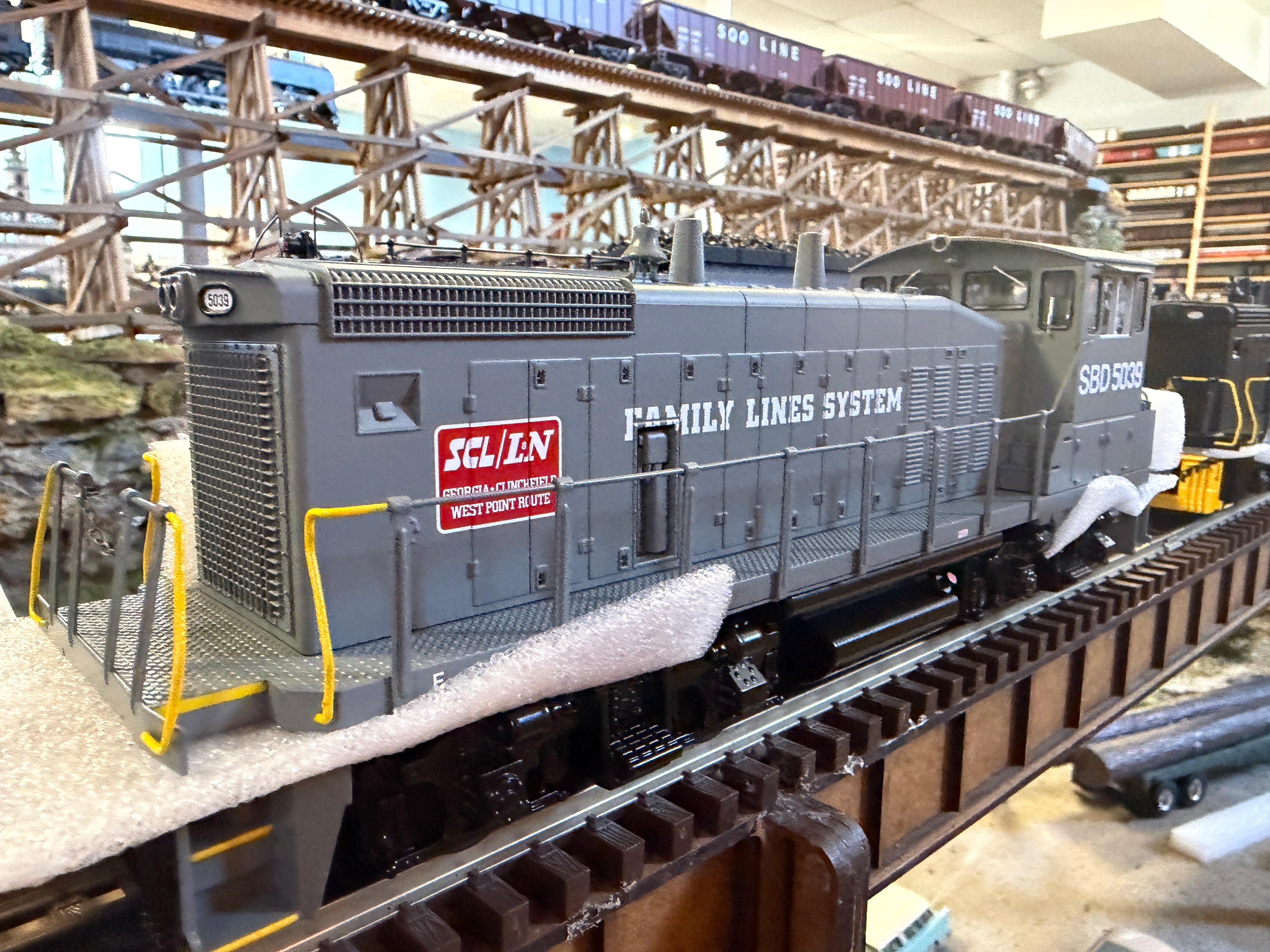MTH 30-21380-1 - RailKing - MP15DC Diesel Engine "Seaboard" #5039 w/ PS3