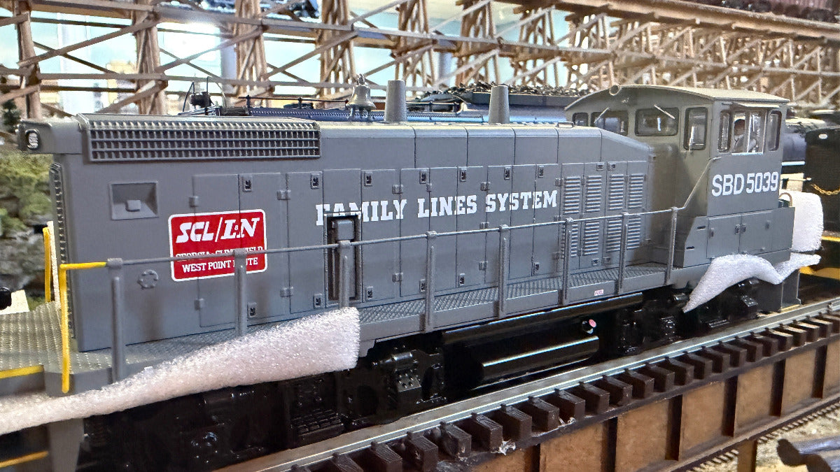 MTH 30-21380-1 - RailKing - MP15DC Diesel Engine "Seaboard" #5039 w/ PS3