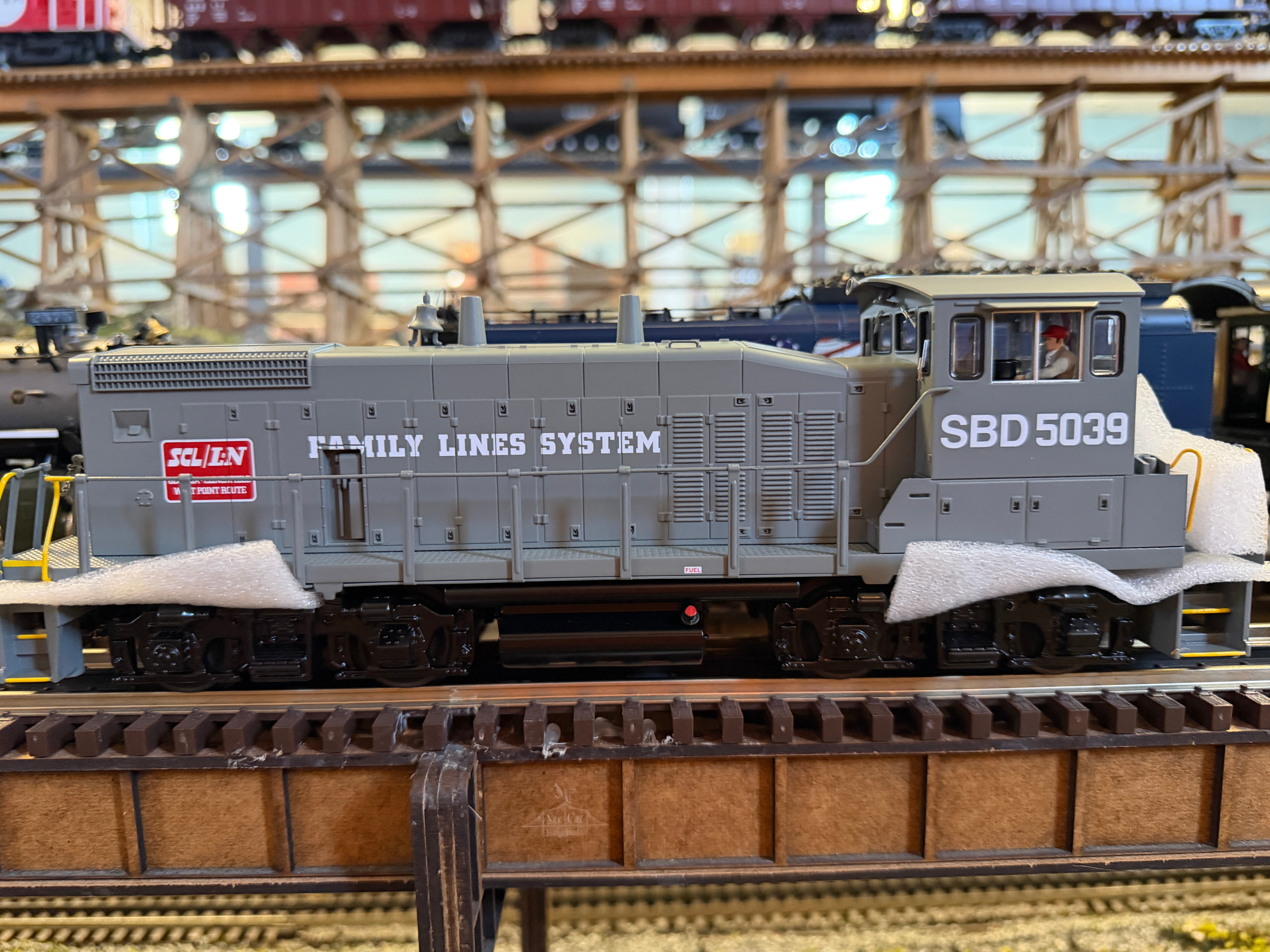 MTH 30-21380-1 - RailKing - MP15DC Diesel Engine "Seaboard" #5039 w/ PS3