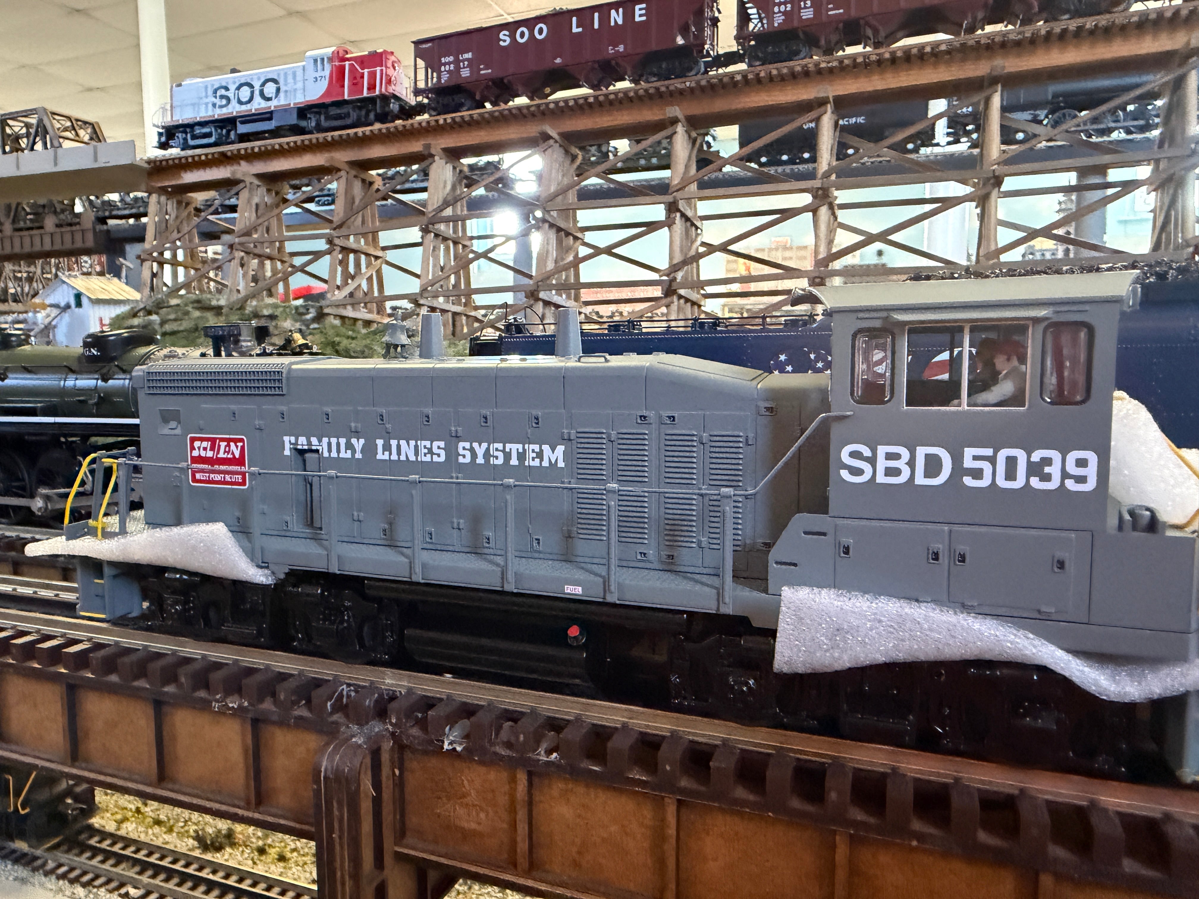 MTH 30-21380-1 - RailKing - MP15DC Diesel Engine "Seaboard" #5039 w/ PS3