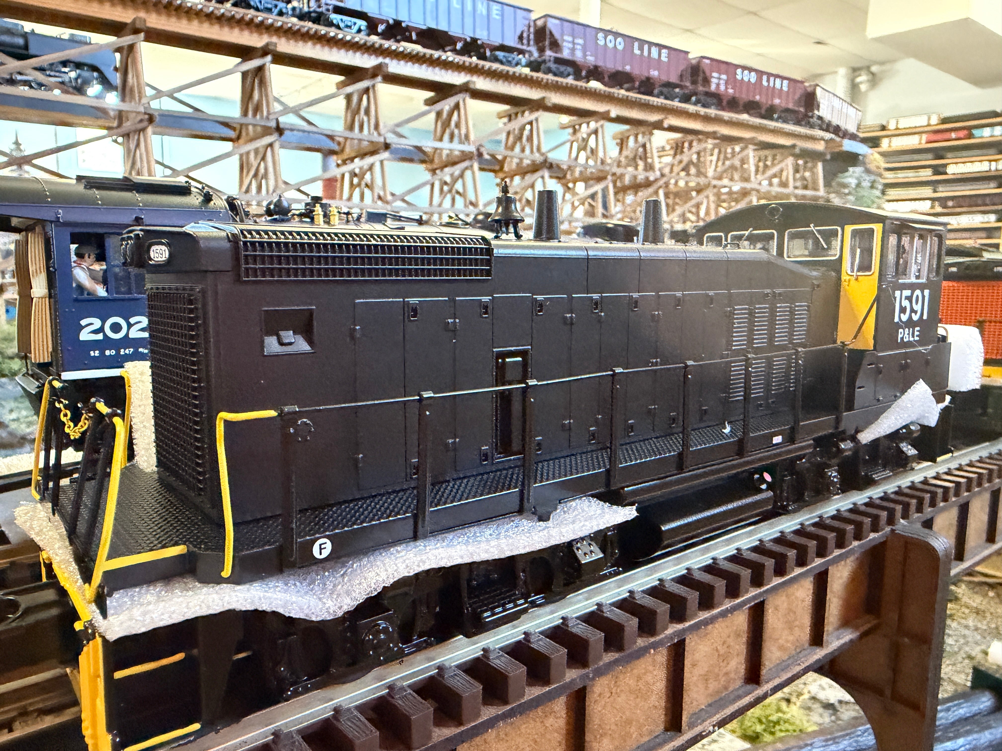 MTH 30-21379-1 - RailKing - MP15DC Diesel Engine "Pittsburgh & Lake Erie" #1591 w/ PS3