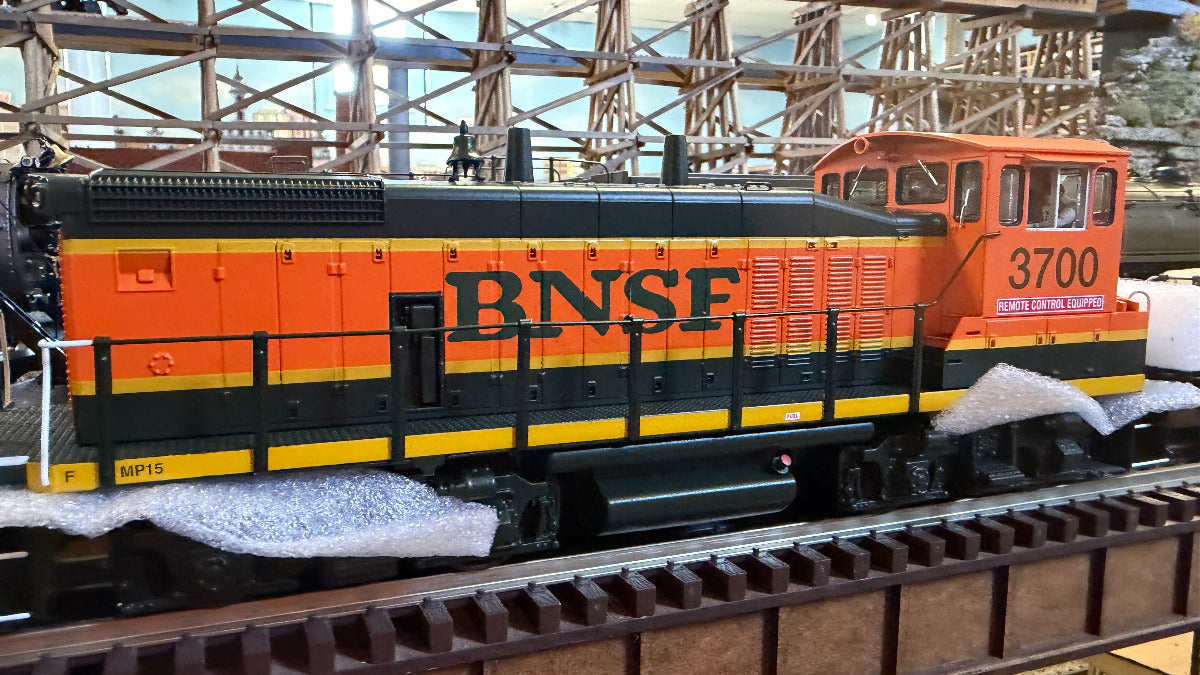 MTH 30-21381-1 - RailKing - MP15DC Diesel Engine "BNSF" #3700 w/ PS3