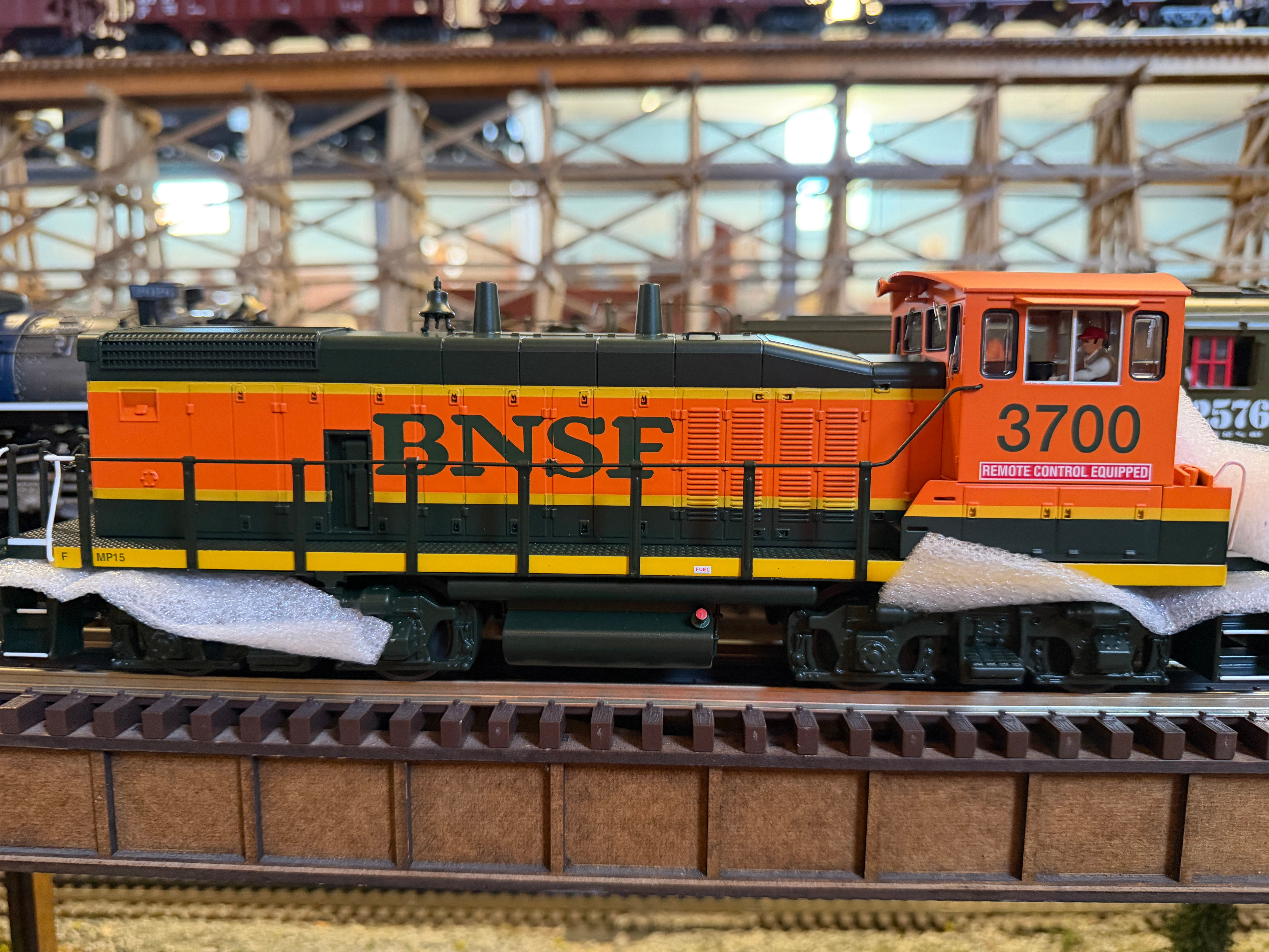 MTH 30-21381-1 - RailKing - MP15DC Diesel Engine "BNSF" #3700 w/ PS3