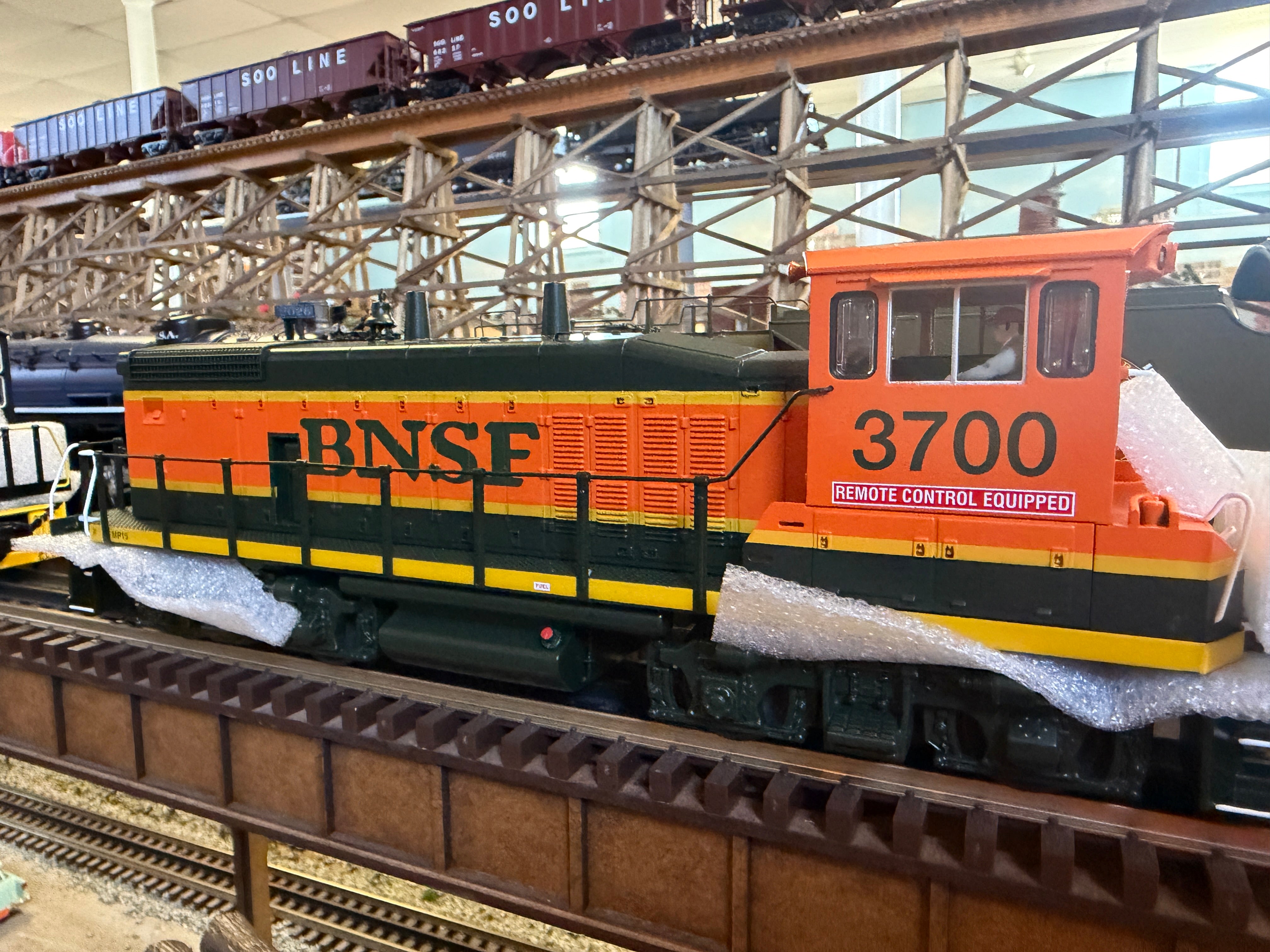 MTH 30-21381-1 - RailKing - MP15DC Diesel Engine "BNSF" #3700 w/ PS3