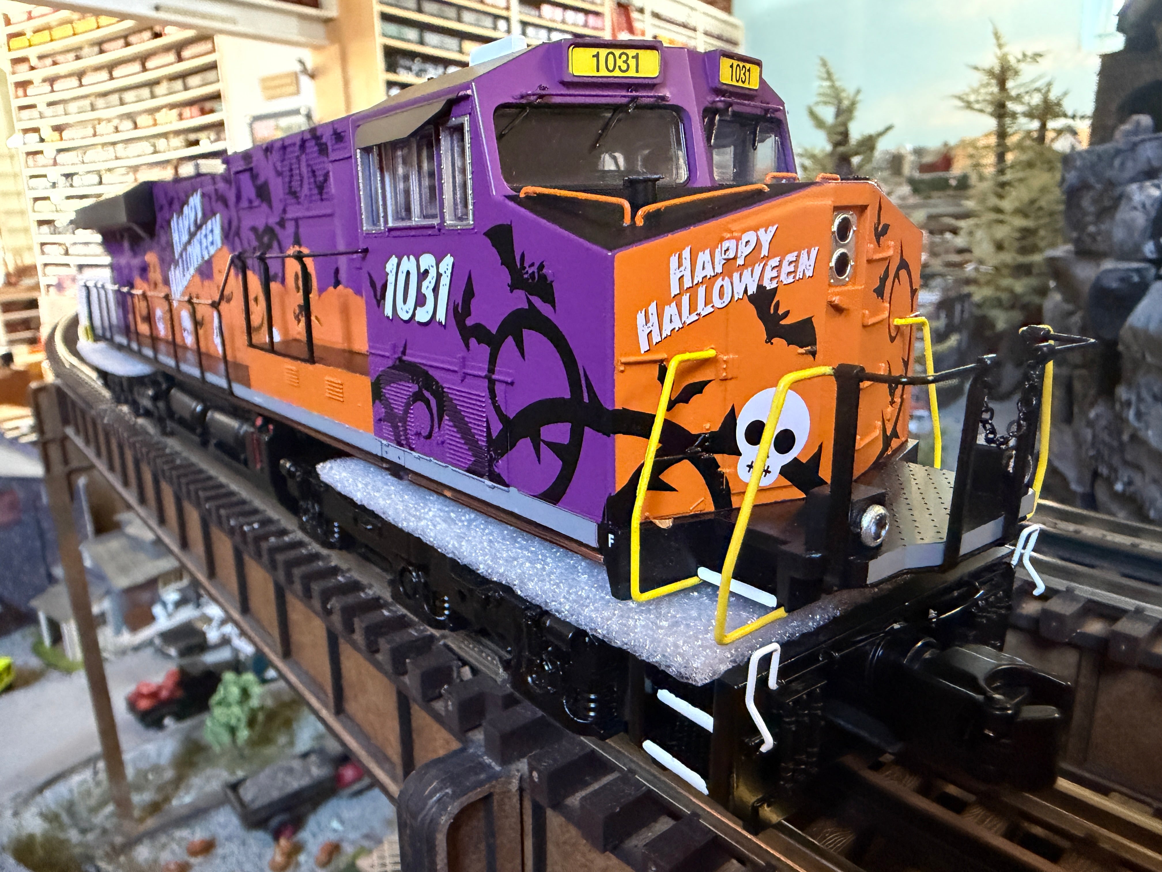 MTH 30-21385-1 - RailKing - ES44AC Imperial Diesel Engine "Halloween" #1031 w/ PS3
