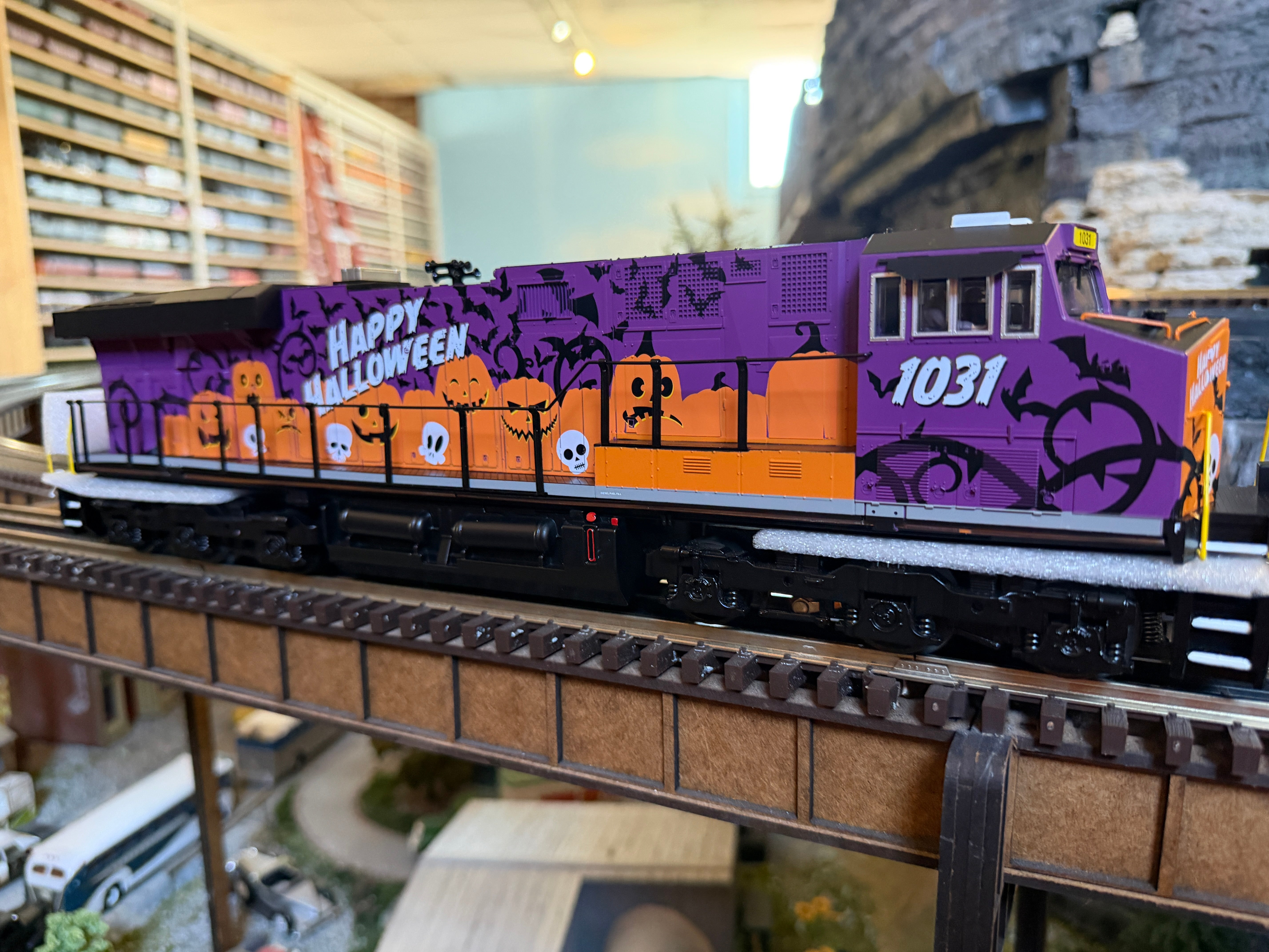 MTH 30-21385-1 - RailKing - ES44AC Imperial Diesel Engine "Halloween" #1031 w/ PS3