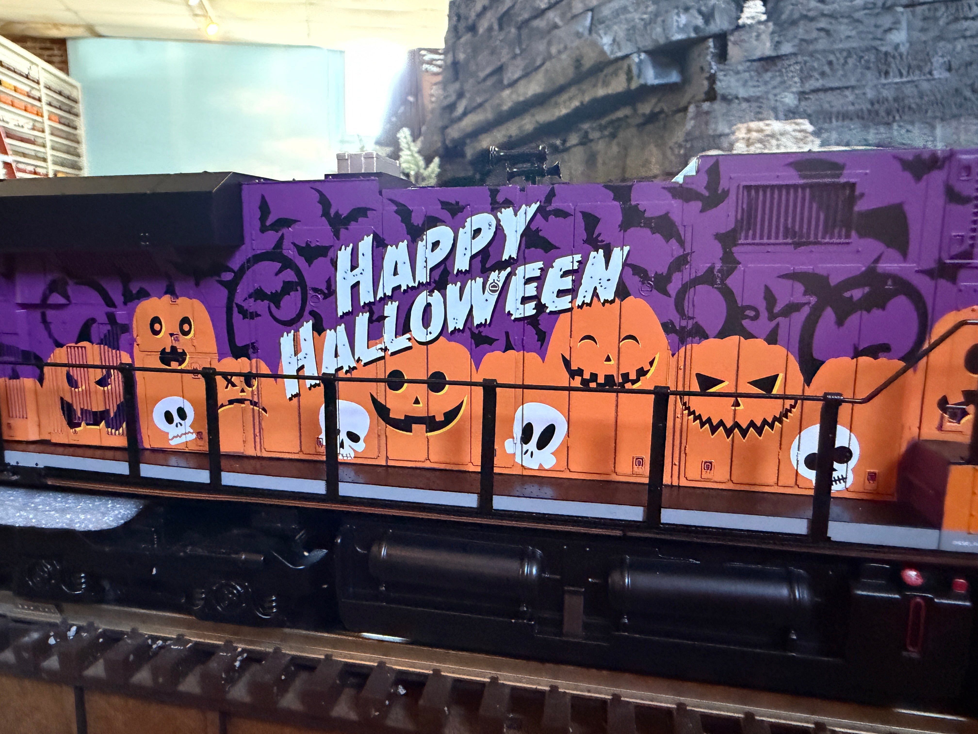 MTH 30-21385-1 - RailKing - ES44AC Imperial Diesel Engine "Halloween" #1031 w/ PS3