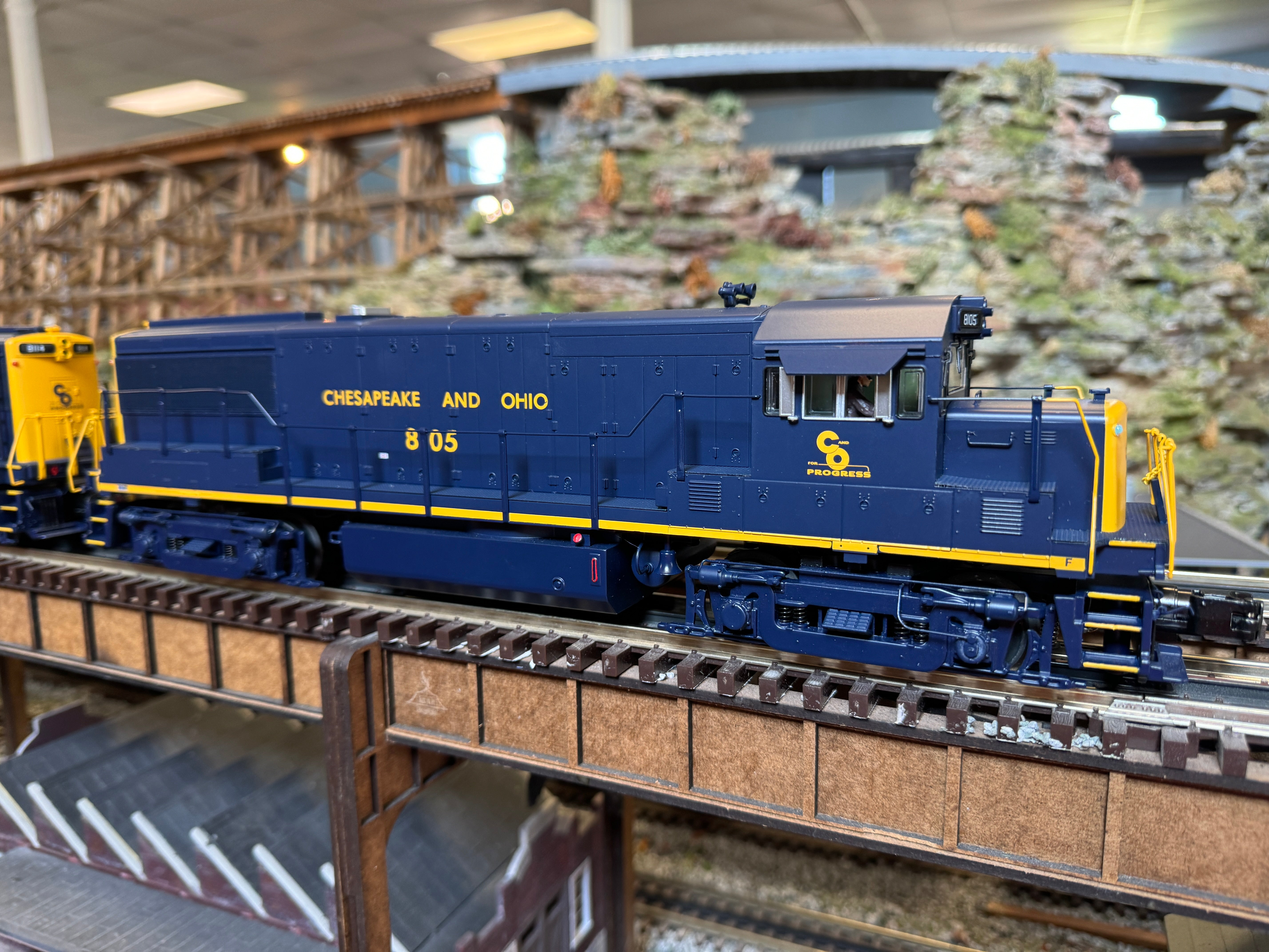 MTH 20-21846-1 - U25B Diesel Engine "Chesapeake & Ohio" #8105 w/ PS3