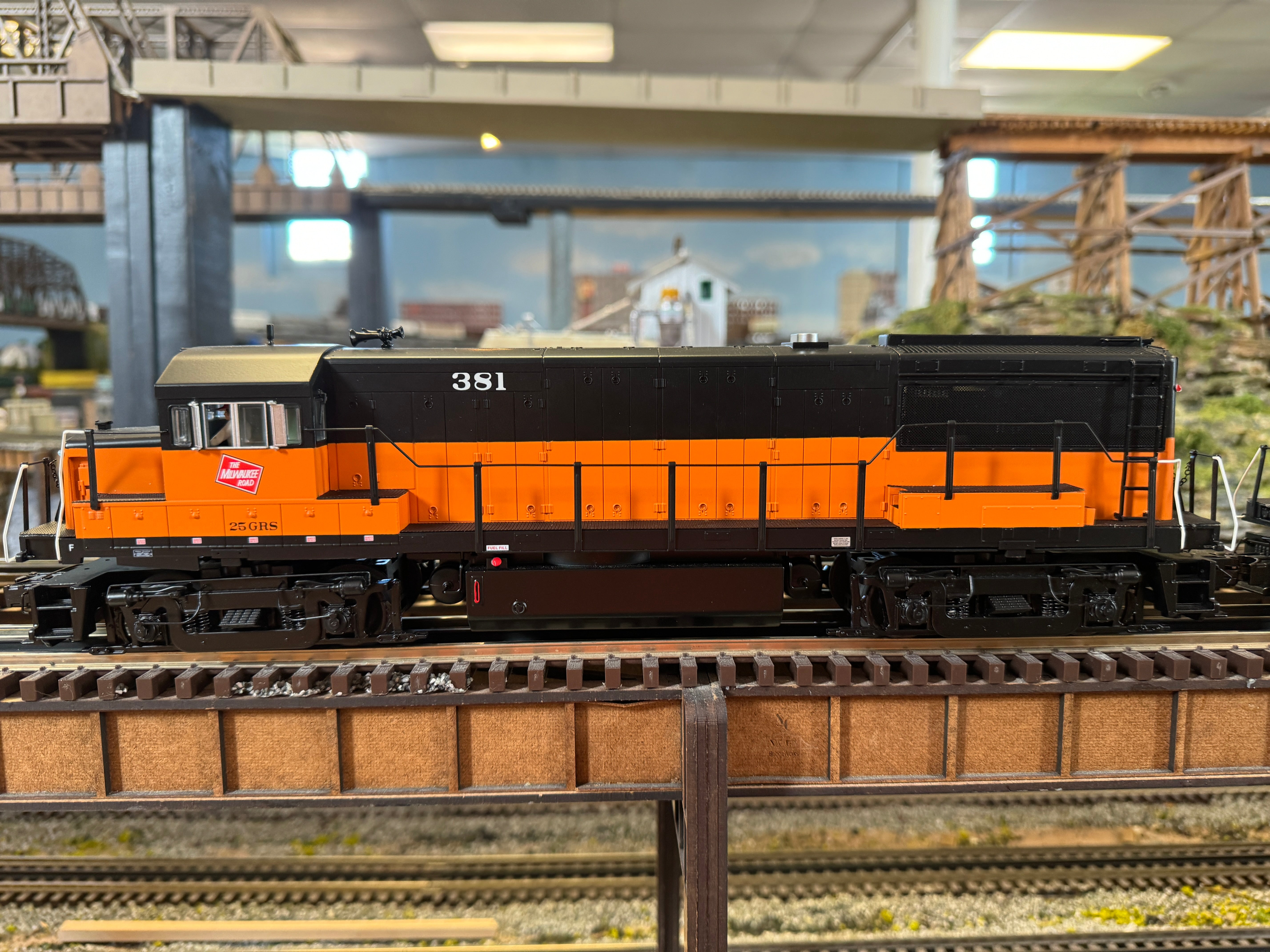 MTH 20-21856-1 - U25B Diesel Engine "Milwaukee Road" #381 w/ PS3 - Custom Run for MrMuffin'sTrains