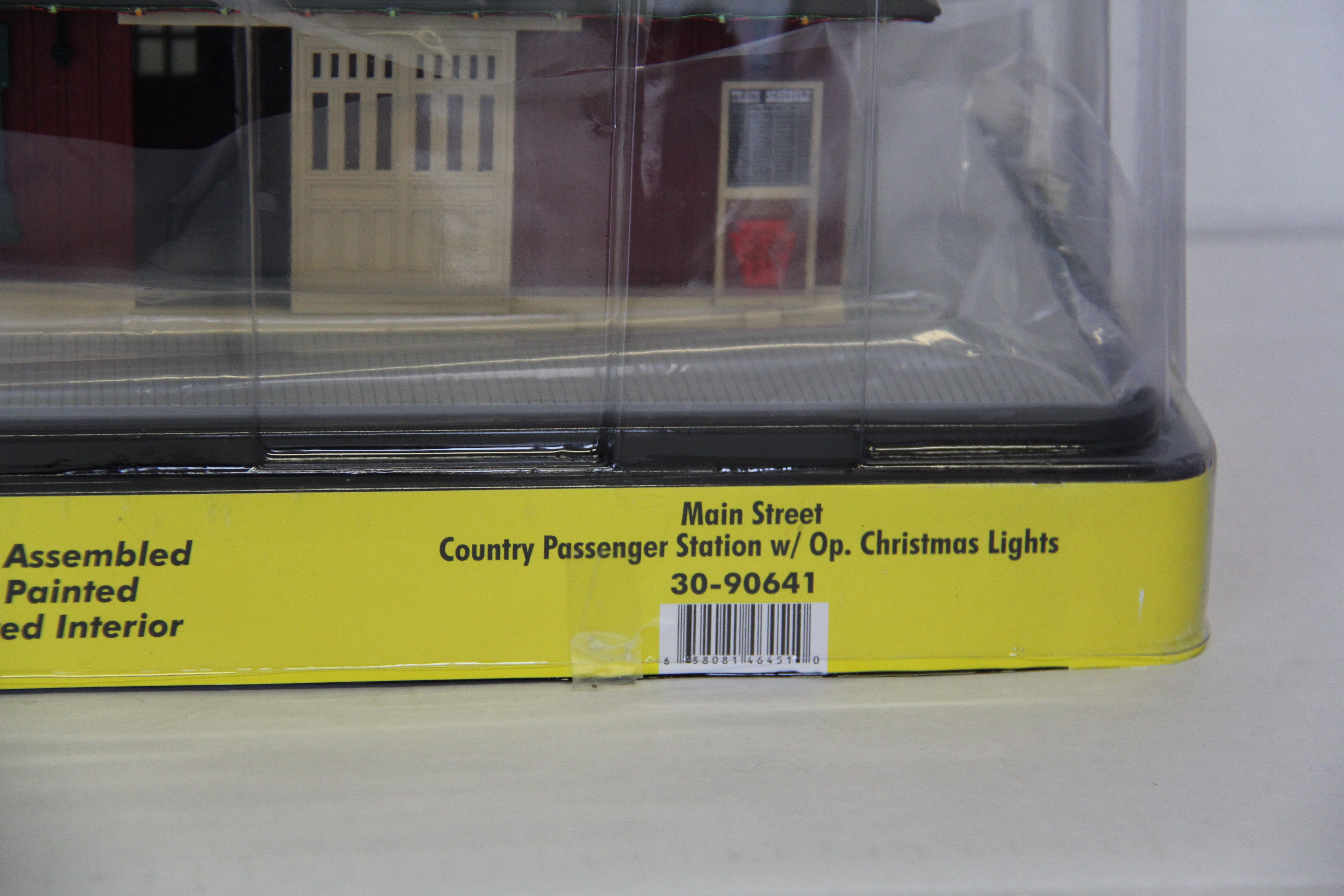 Rail King 30-90641 Main Street Country Passenger Station w/ Christmas Lights-Second hand-M7510
