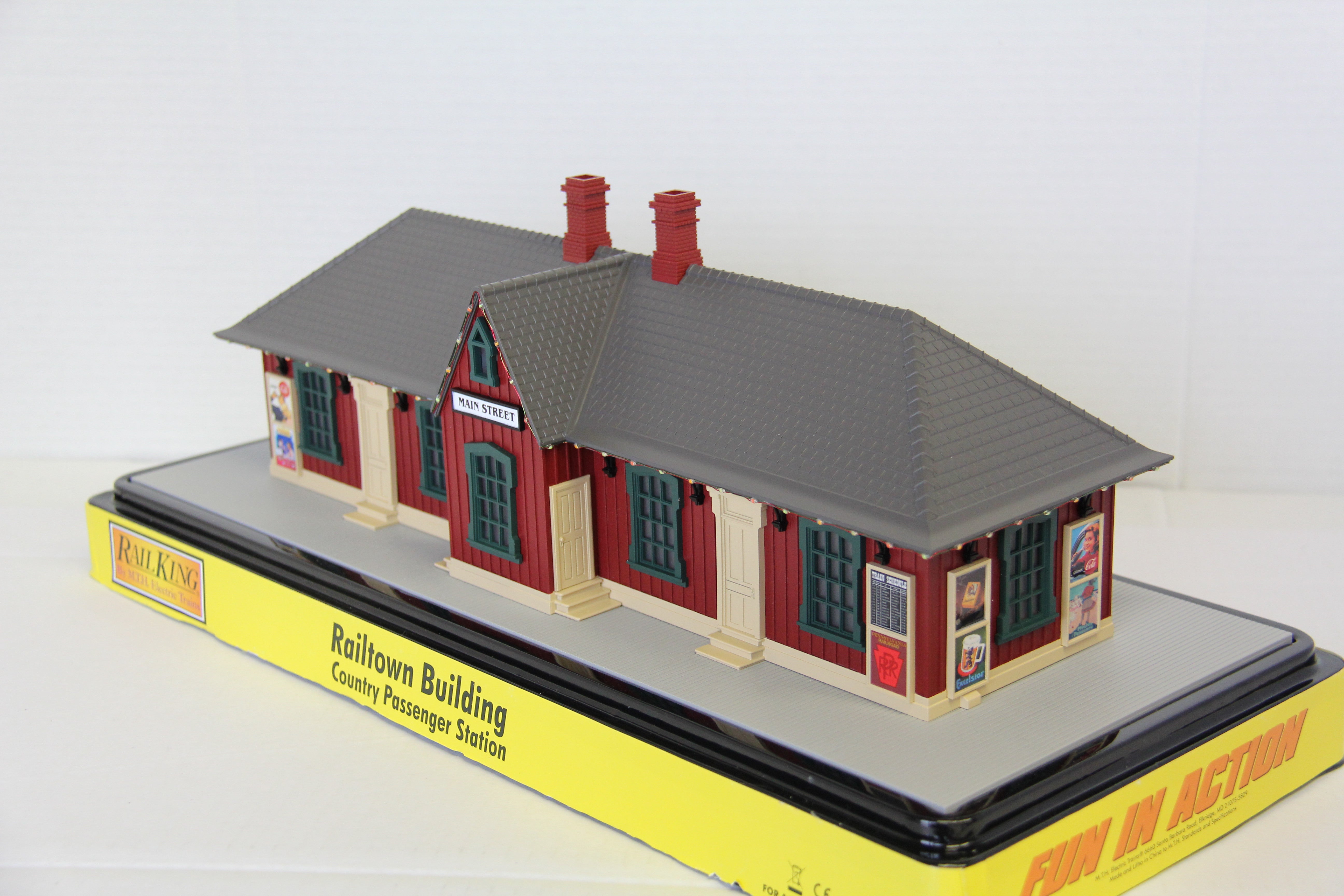 Rail King 30-90641 Main Street Country Passenger Station w/ Christmas Lights-Second hand-M7510