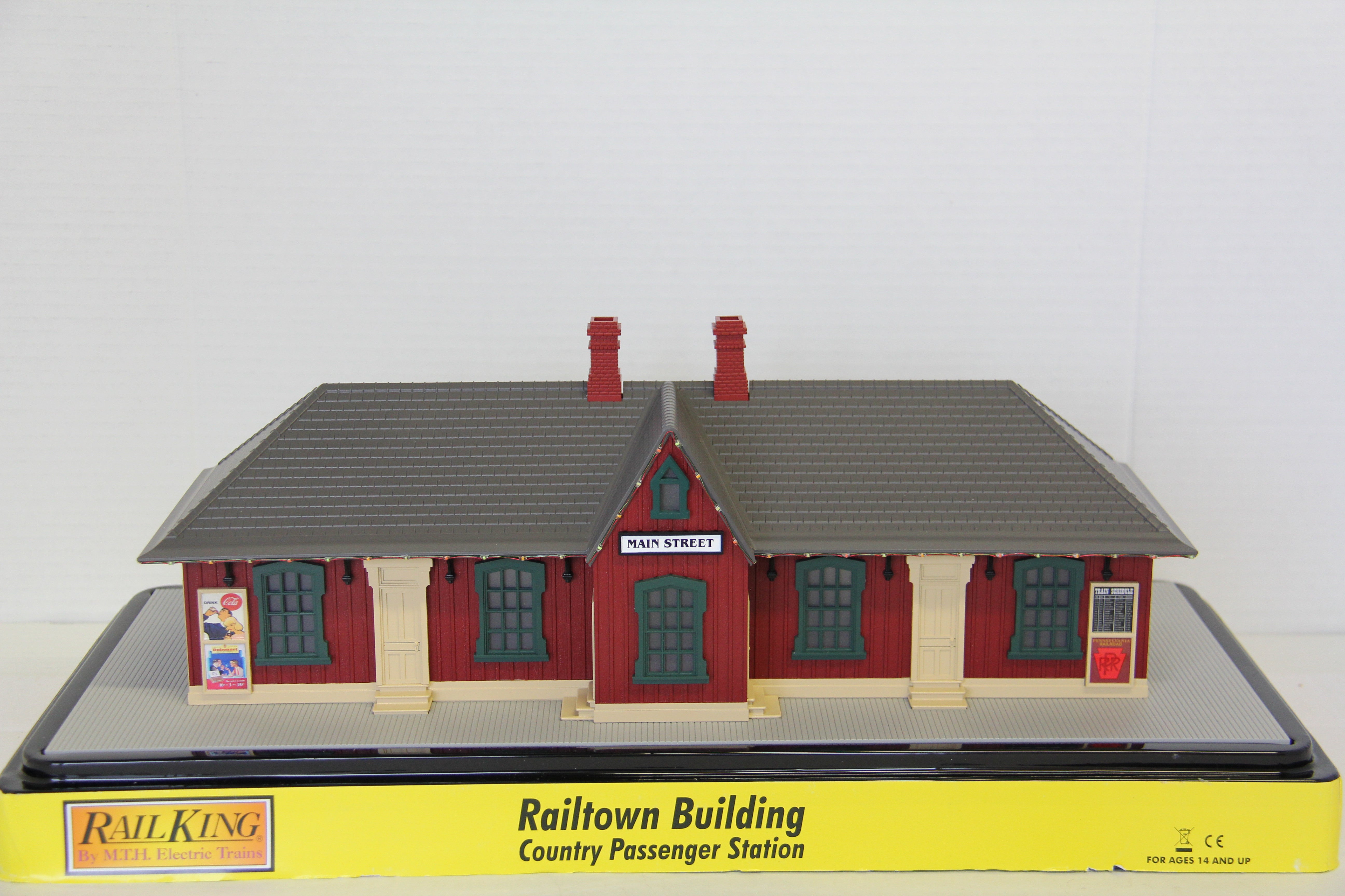 Rail King 30-90641 Main Street Country Passenger Station w/ Christmas Lights-Second hand-M7510