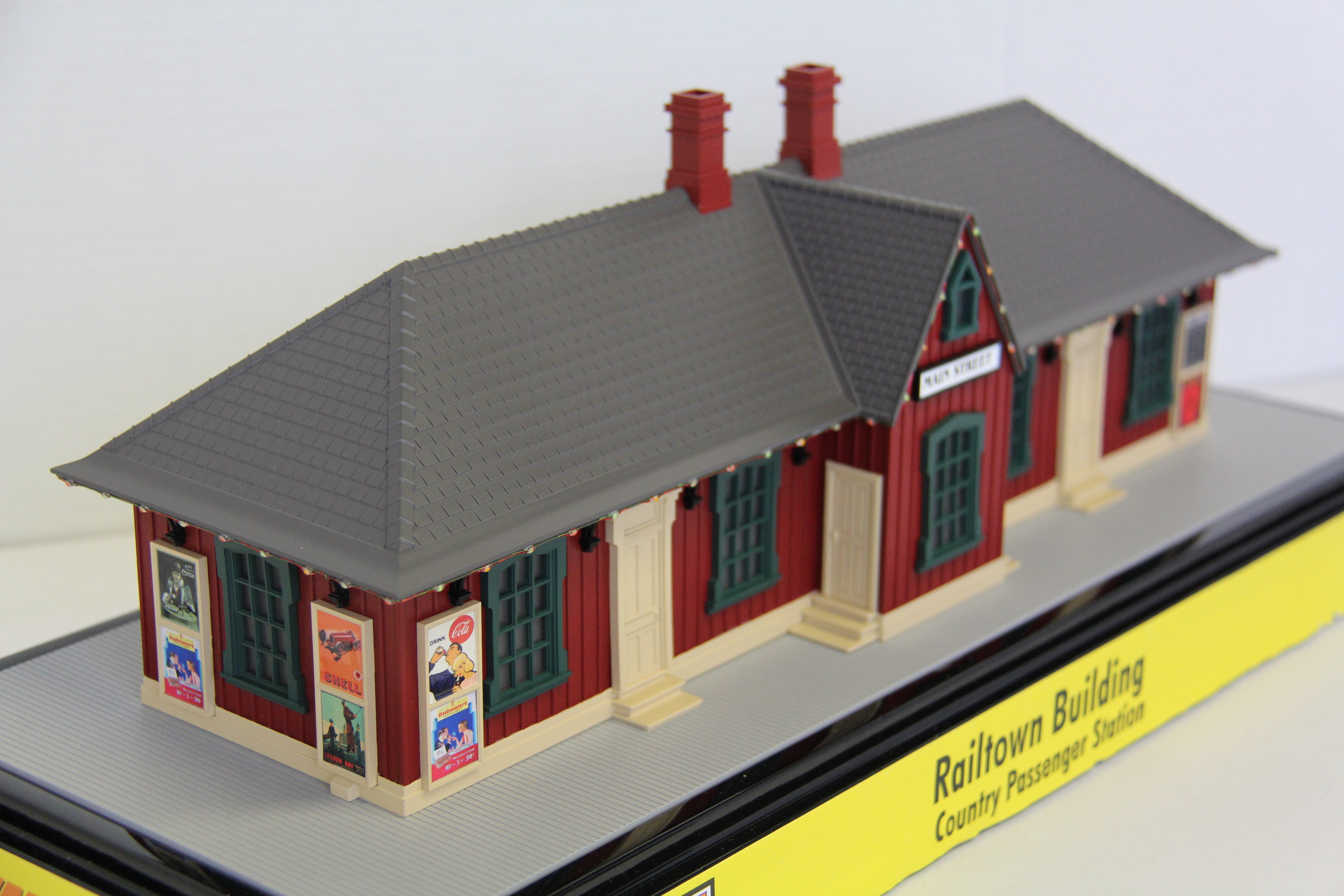 Rail King 30-90641 Main Street Country Passenger Station w/ Christmas Lights-Second hand-M7510