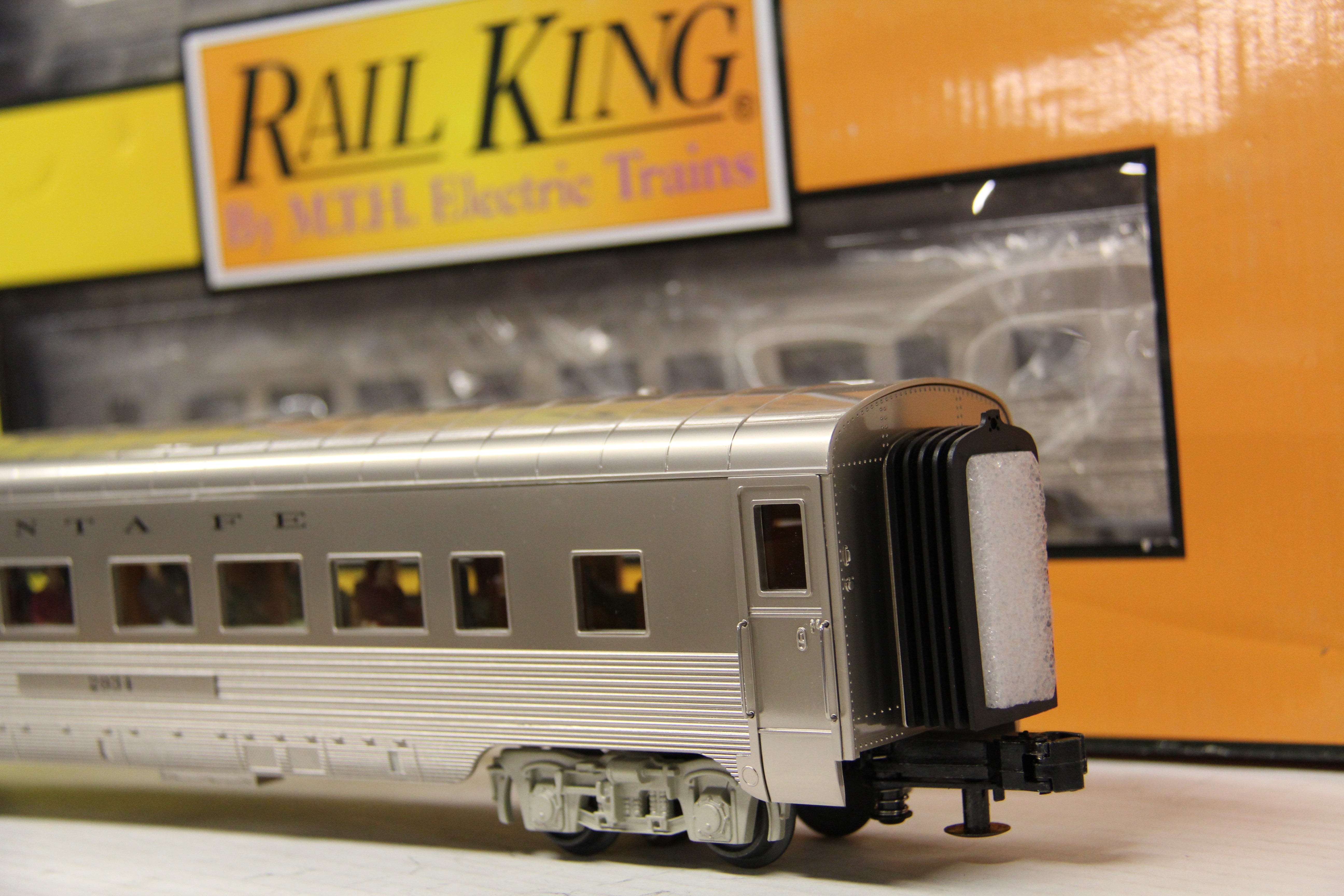 Rail King 30-68212 & 30-68214 Santa Fe 60' Streamlined Passenger 5 Car Set-Second hand-M5835