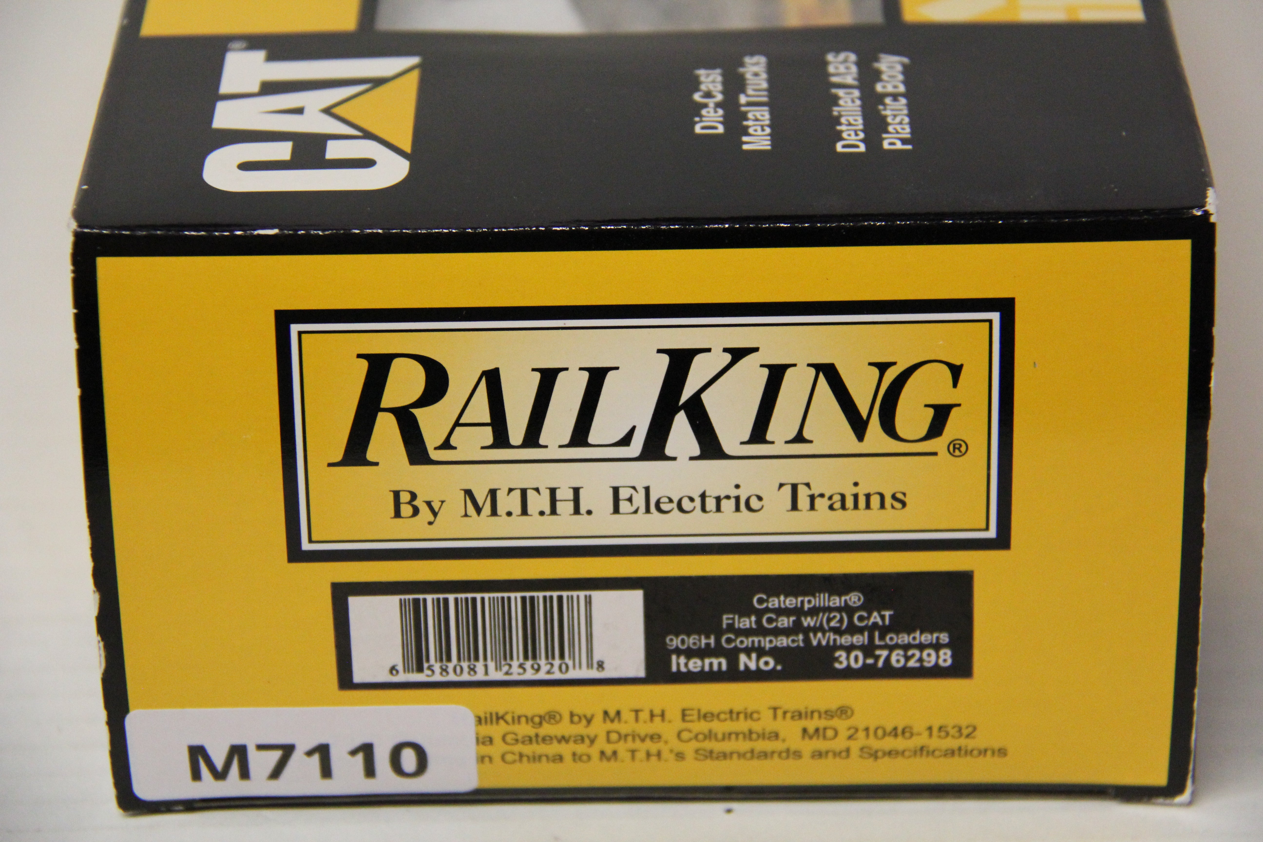 Rail King 30-76298 Caterpillar Flat Car w/ 2 CAT 906H Compact Wheel Loaders-Second hand-M7110