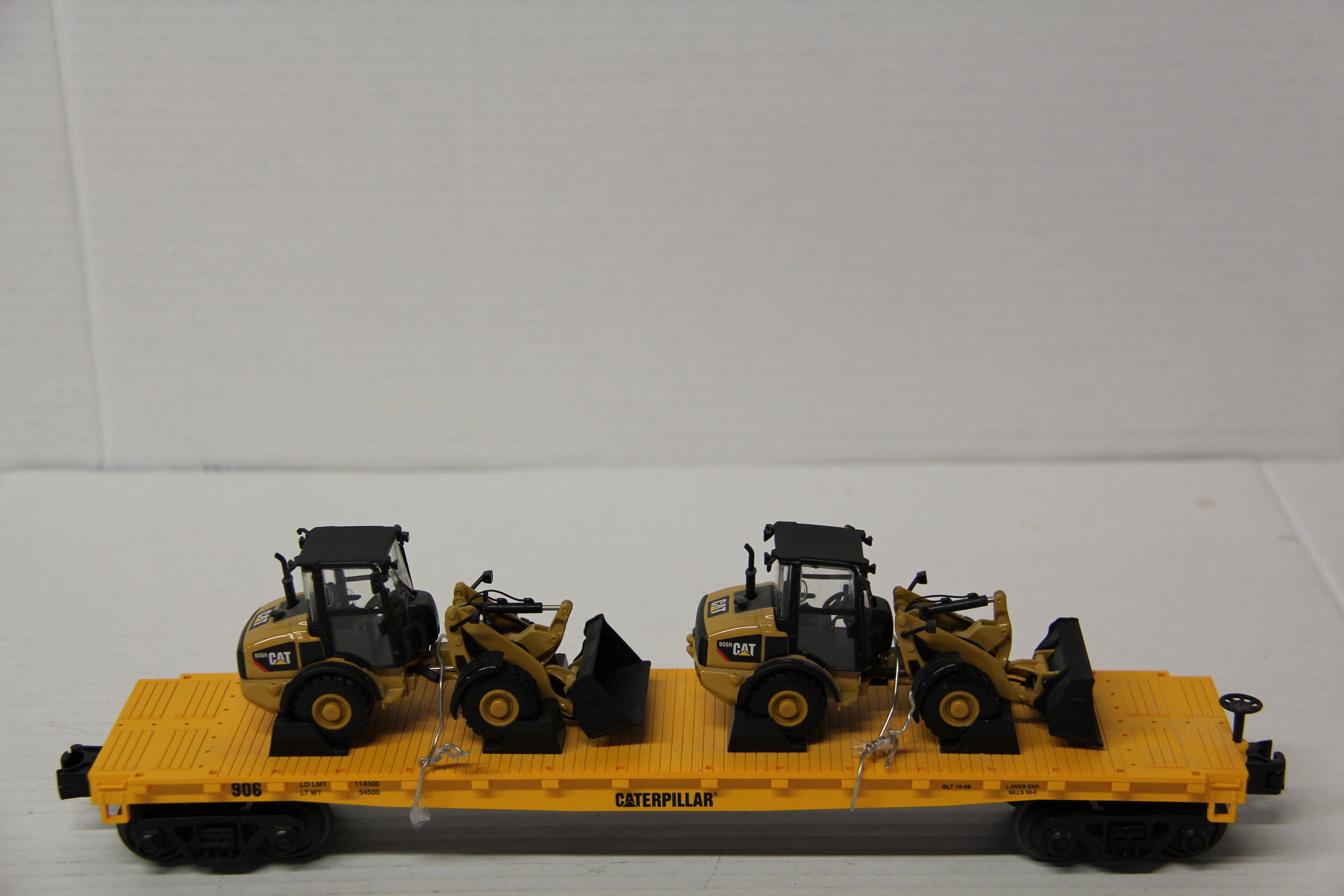 Rail King 30-76298 Caterpillar Flat Car w/ 2 CAT 906H Compact Wheel Loaders-Second hand-M7110